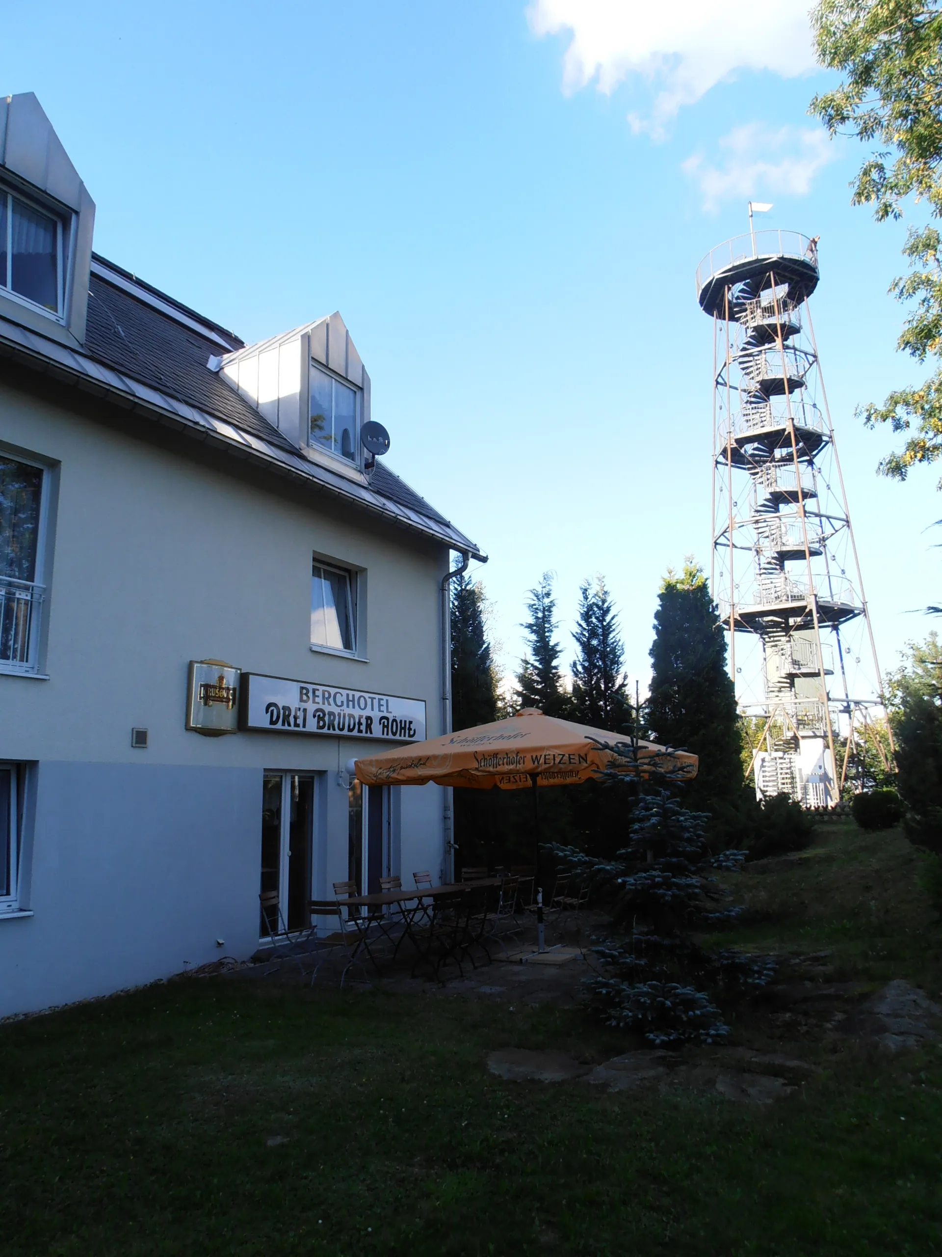 Photo showing: Restaurant, Hotel und Aussichtsturm Dreibrüderhöhe