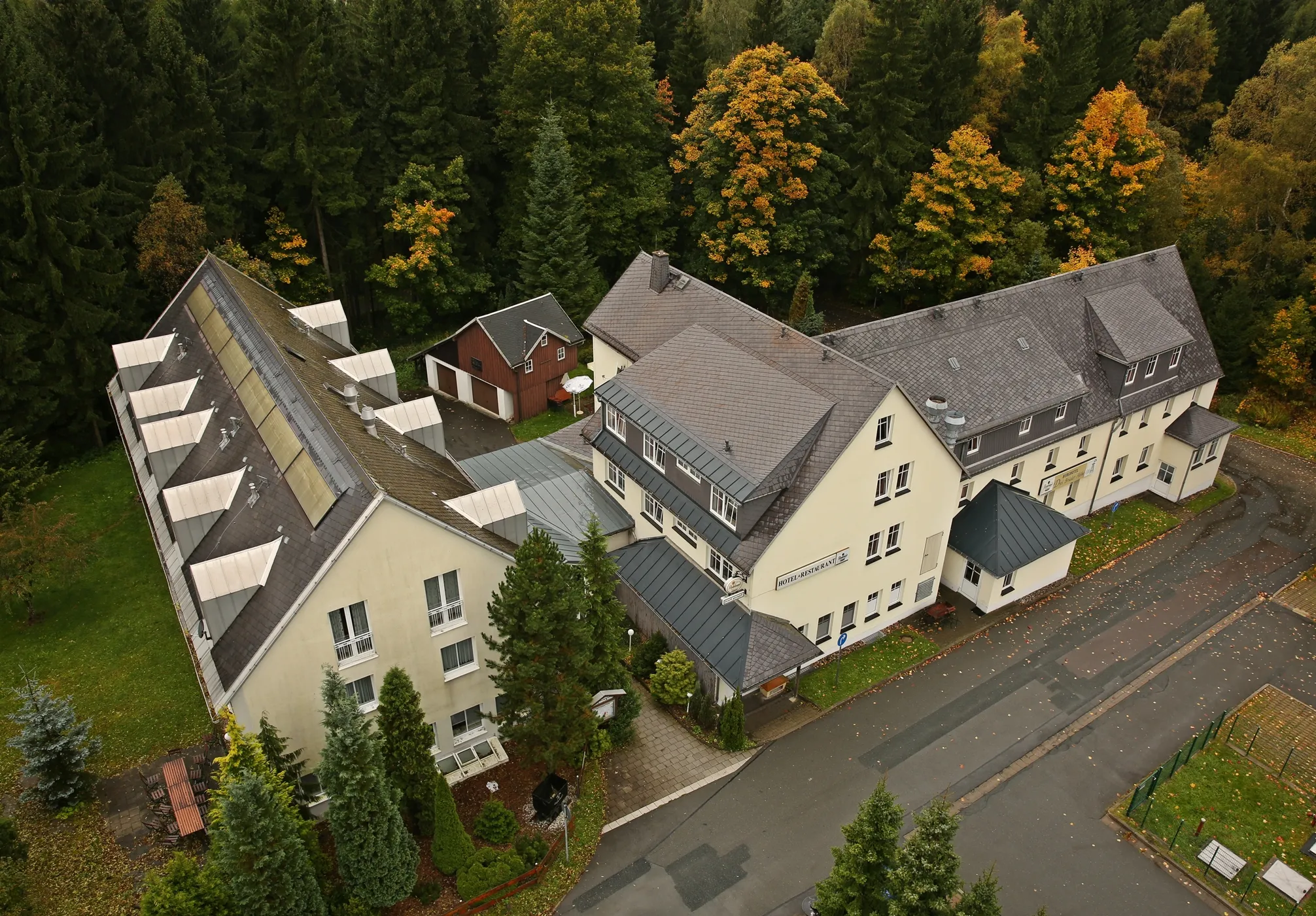 Photo showing: Blick auf das Berghotel auf der Dreibrüderhöhe (688 Meter) bei Marienberg im Erzgebirge.