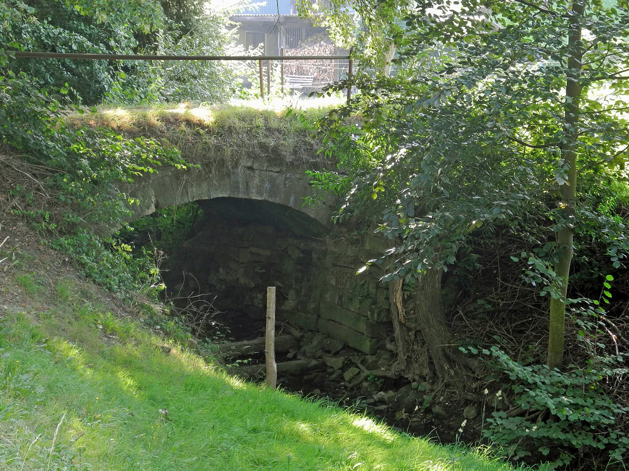 Photo showing: Straßenbrücke (Sandstein-Bogenbrücke) über den Dorfbach in Herzogswalde (OT von Wilsdruff), bei Hauptstraße 14