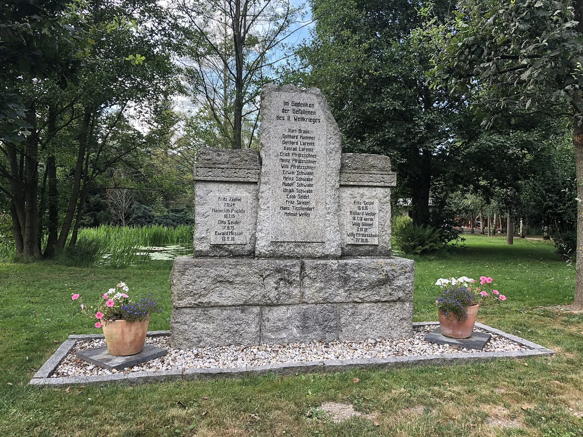 Photo showing: War memorial for the I and II World War made of granite. In Schönau / Vogtl. Germany (next to) Treuener Straße 24.