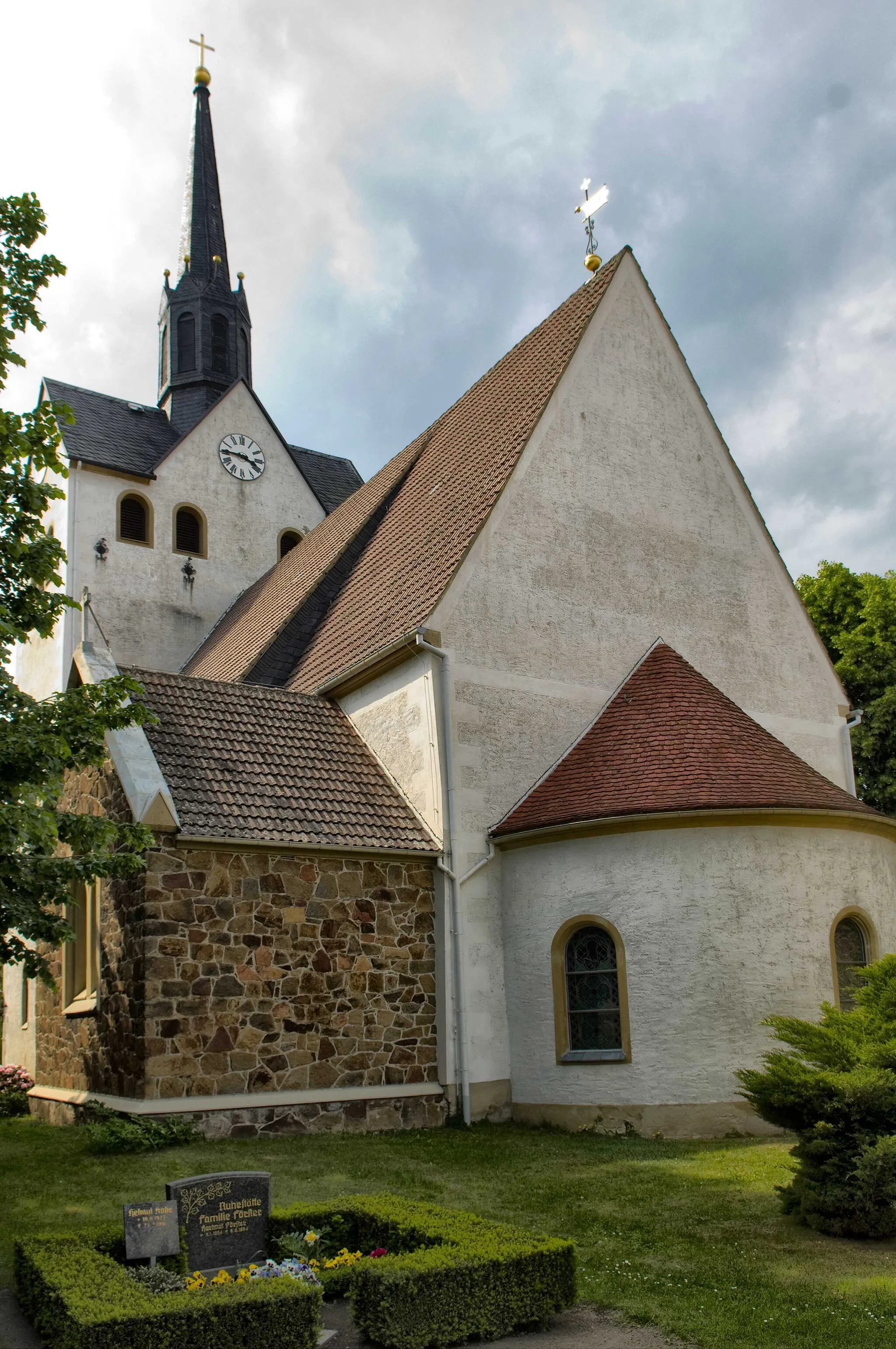 Photo showing: Die ev.-luth. Kirche aus dem 15. Jahrhundert mit romanischer Apsis