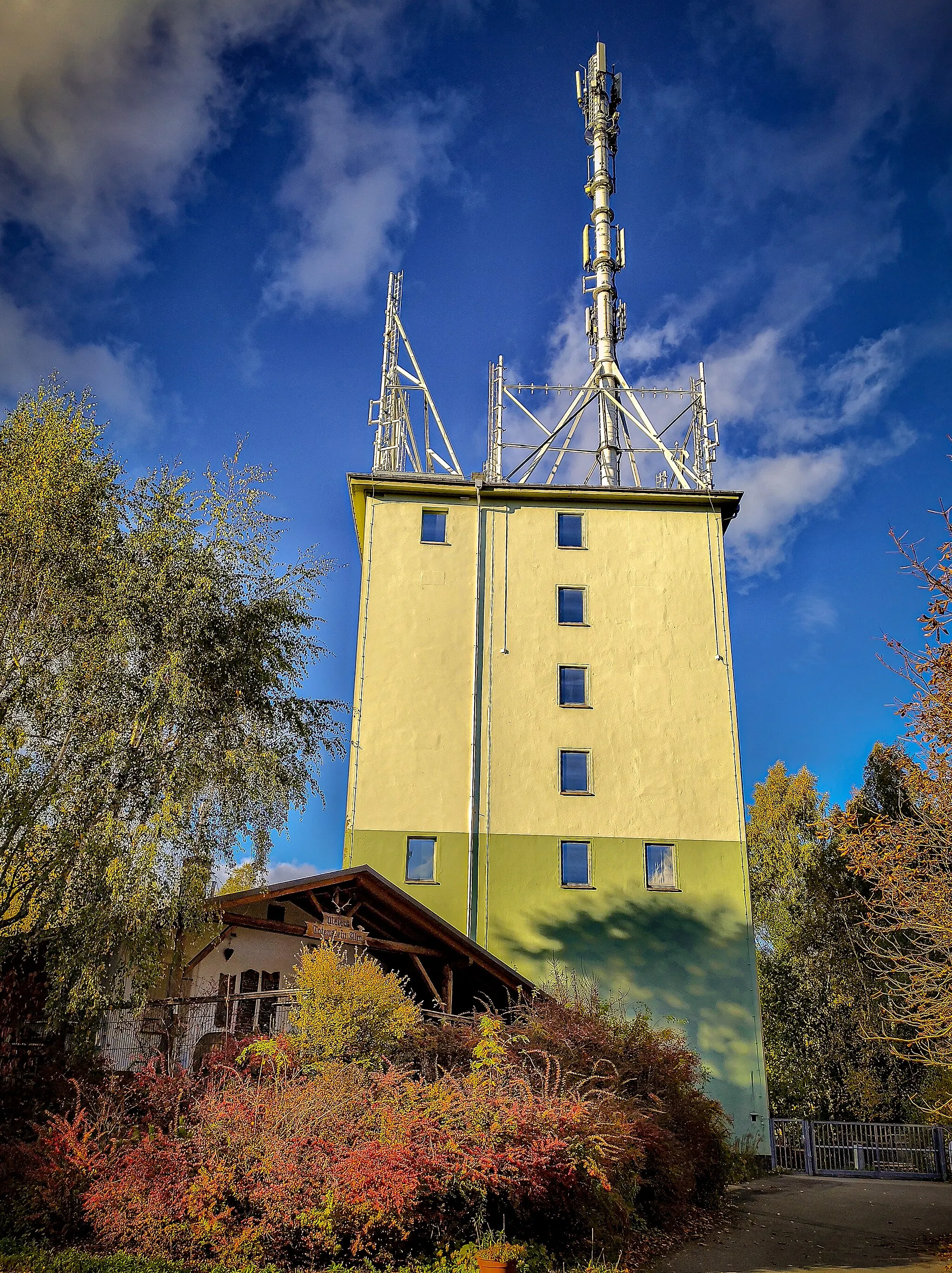 Photo showing: Funkturm mit Totenstein Alm auf dem Totenstein bei Chemnitz.