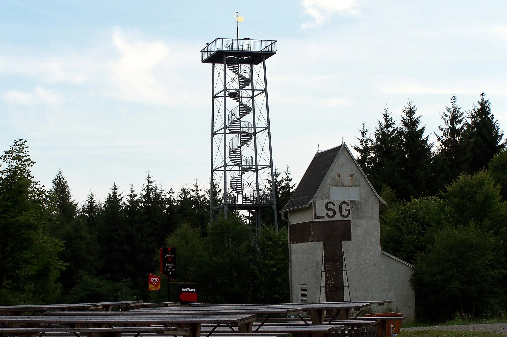 Photo showing: Das Foto zeigt den Maria-Josepha-Turm auf dem Totenstein bei Chemnitz.