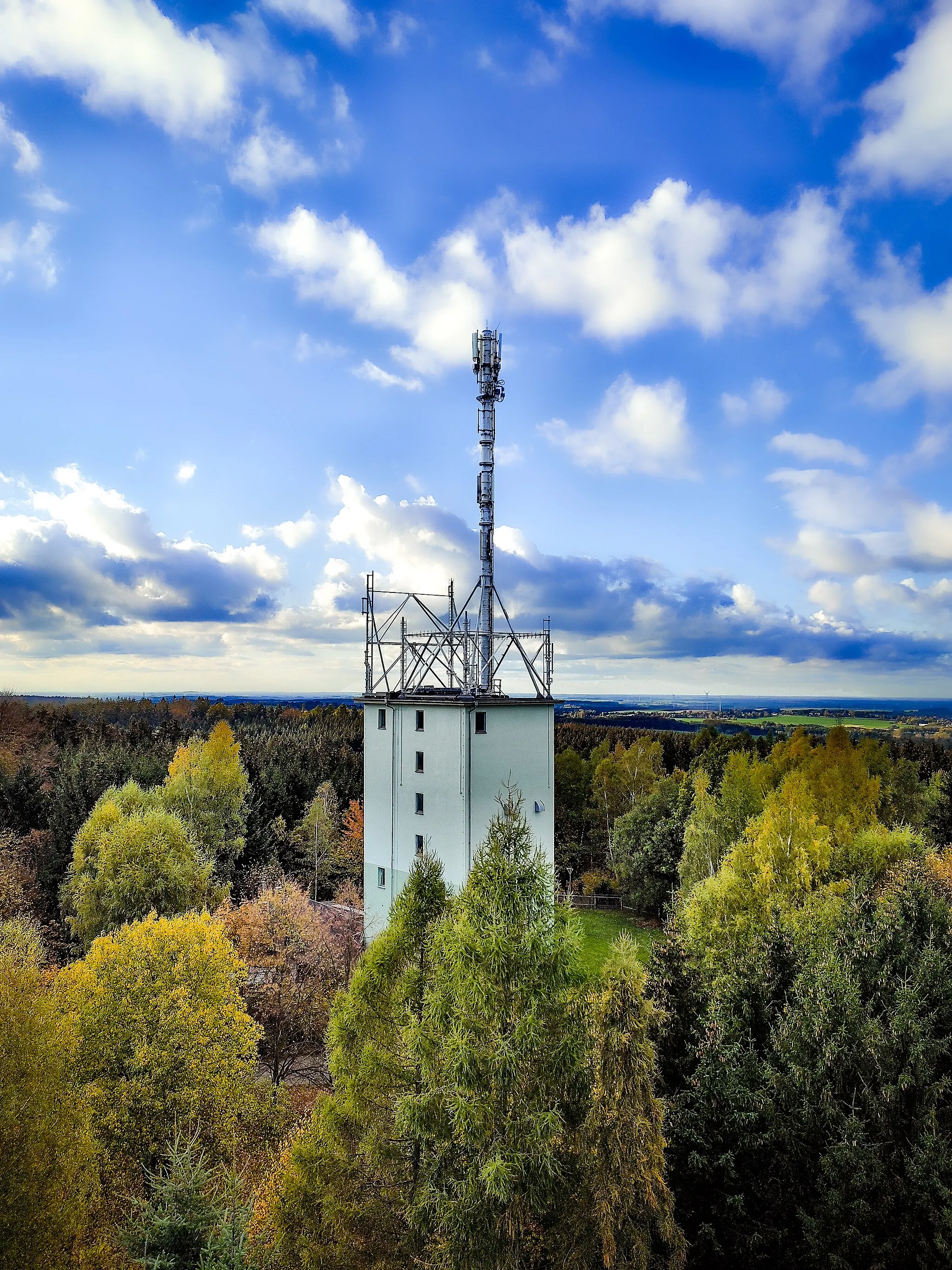 Photo showing: View of the radio tower from the Maria-Josepha observation tower on the Totenstein near Chemnitz.