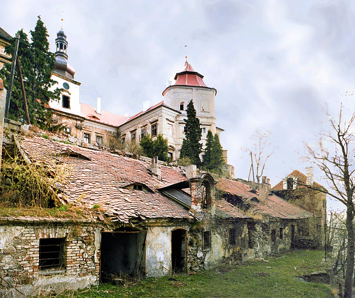 Photo showing: 18.04.2003  CZE 435 43  Horni Jiretín, Okres Most, Czech Republic: Státní zámek Jezerí (GMP: 50.554020,13.404960) {Schloß Eisenberg}. Die ursprüngliche gotische Burg "Eisenberk" wurde in den Jahren 1363 bis 1365 von den Herren von Ferbenz (Pány ze Rvenic) aus Ervenice (Seestadtl) errichtet, die damals den Adelstitel von See oder "de Lacu alias de Aysemberg" erhielten. Danach folgten verschiedene Besitzer, darunter ab 1450 auch der durch den sächsischen Prinzenraub bekannte Kunz von Kauffungen. 1690 bis 1696 erfolgte unter Ferdinand Wilhelm von Lobkowitz der Wiederaufbau des mehrfach abgebrannten Schlosses im barocken Stil in seiner jetzigen Form, das aber 1713 unter Ulrich von Lobkowitz erneut ausbrannte. Nach 1722 wurde das Schloß als Jagdschloß genutzt. Der Bau wurde auf der Grundlage von Plänen des böhmischen Barock-Baumeisters Giovanni Battista Alliprandi (1665-1720) geschaffen. 1948 wurde das Schloß und die Herrschaft Eisenberg enteignet. Umfangreiche Rekonstruktionen wurde in den Jahren 1988 bis 1991 durchgeführt. Südterrasse.                                                                                                                            [F20030418A]20030418450NR.JPG(c)Blobelt