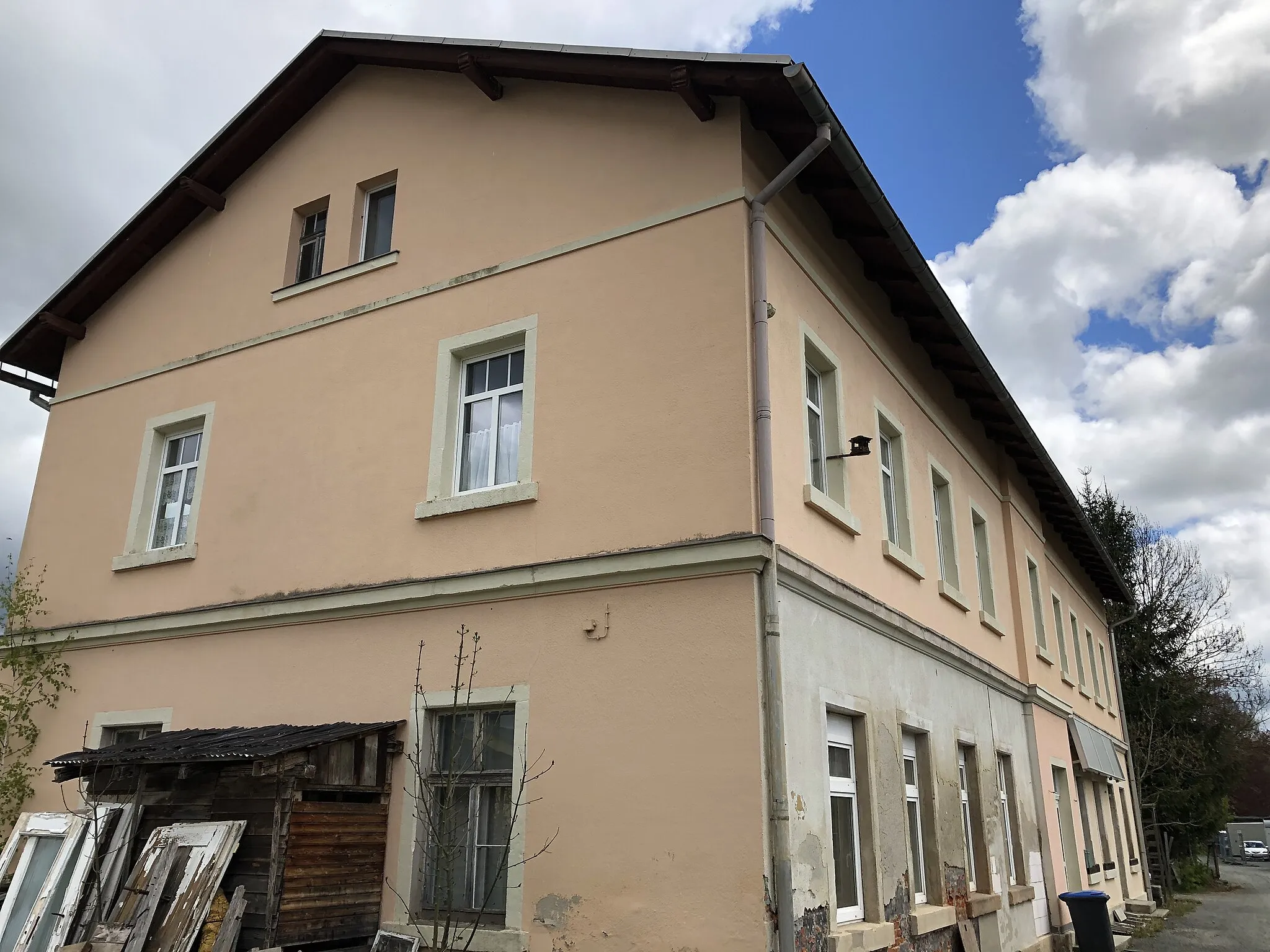 Photo showing: Bahnhof Siebenbrunn, Empfangsgebäude Straßenseite (2019)