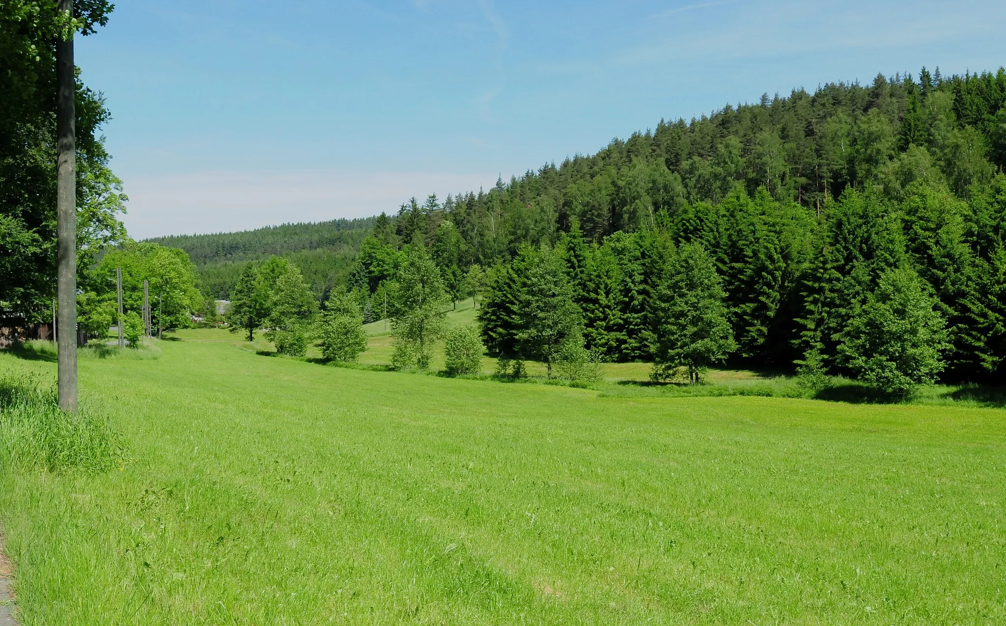 Photo showing: Bad Brambach, OT Gürth: Blick in das Tal des Gürther Baches, stromabwärts, in Richtung deutsch-tschechische Grenze (Vogtlandkreis, Freistaat Sachsen, Deutschland)