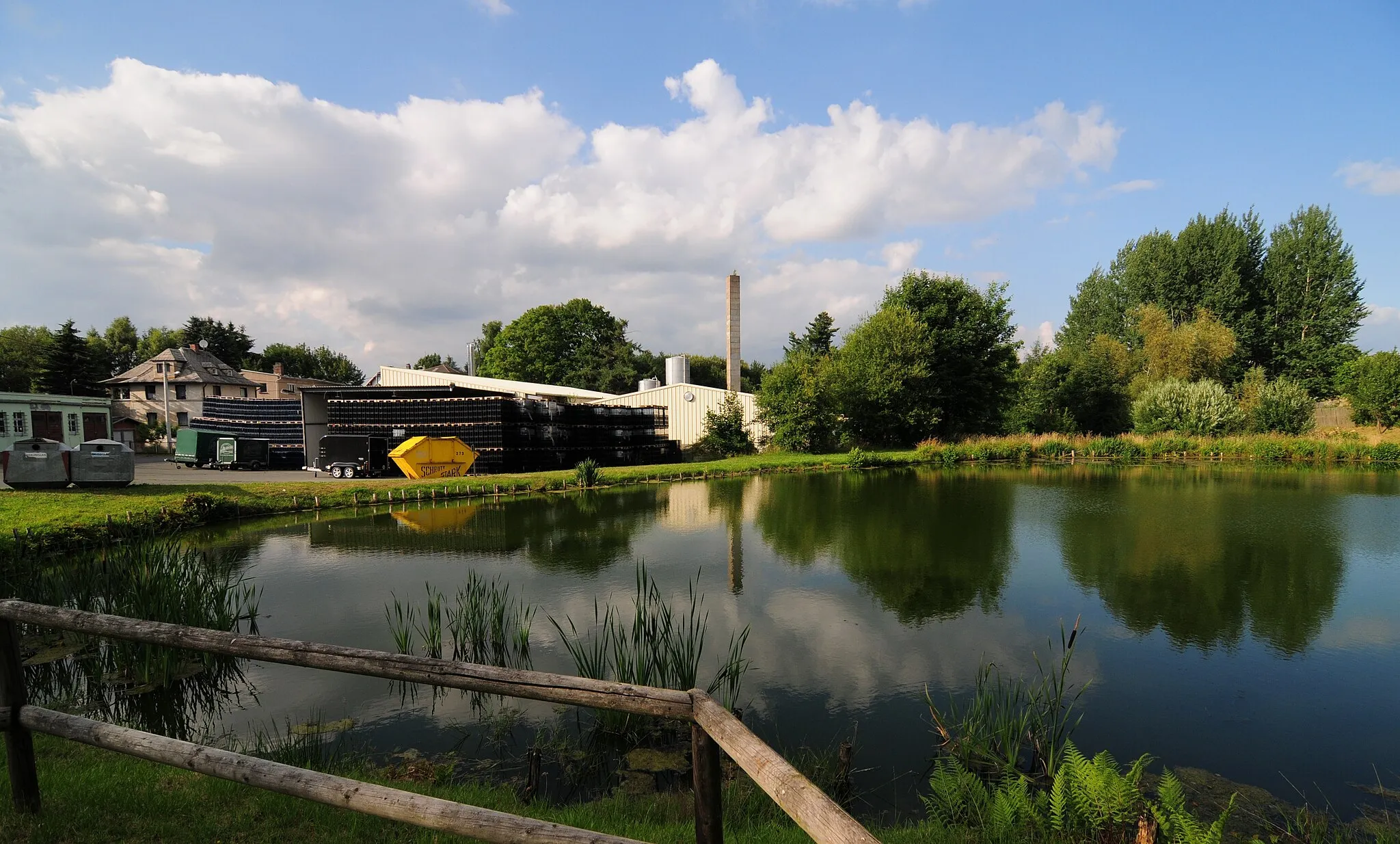 Photo showing: Bad Brambach, a pond and the buildings of the formerly mineral water factory in Oberbrambach (district Vogtlandkreis, Free State of Saxony, Germany)