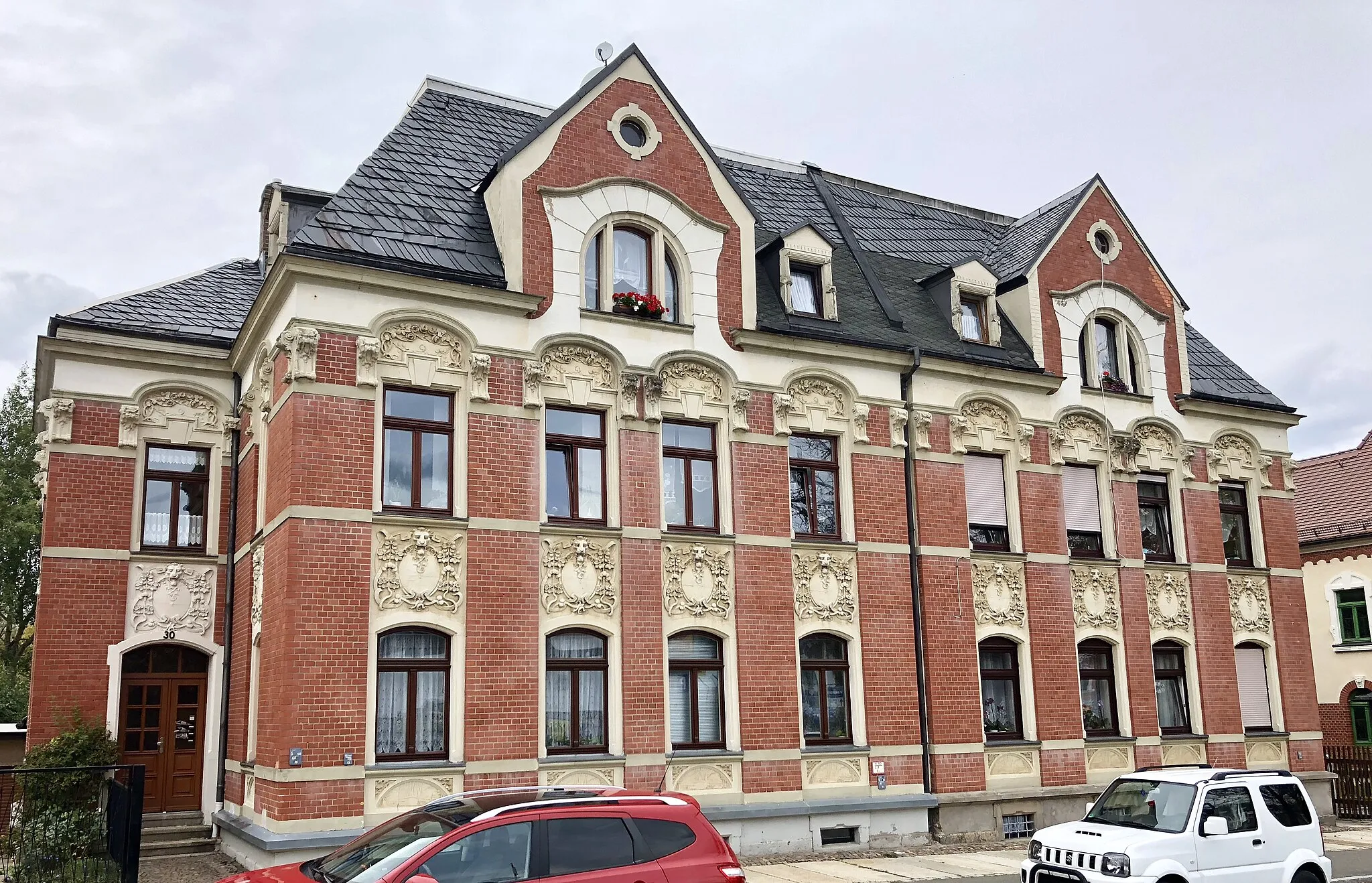 Photo showing: Duplex house built in 1903 with clinker facade. In Falkenstein/Vogtl. Germany, Oelsnitzer Straße 28; 30.