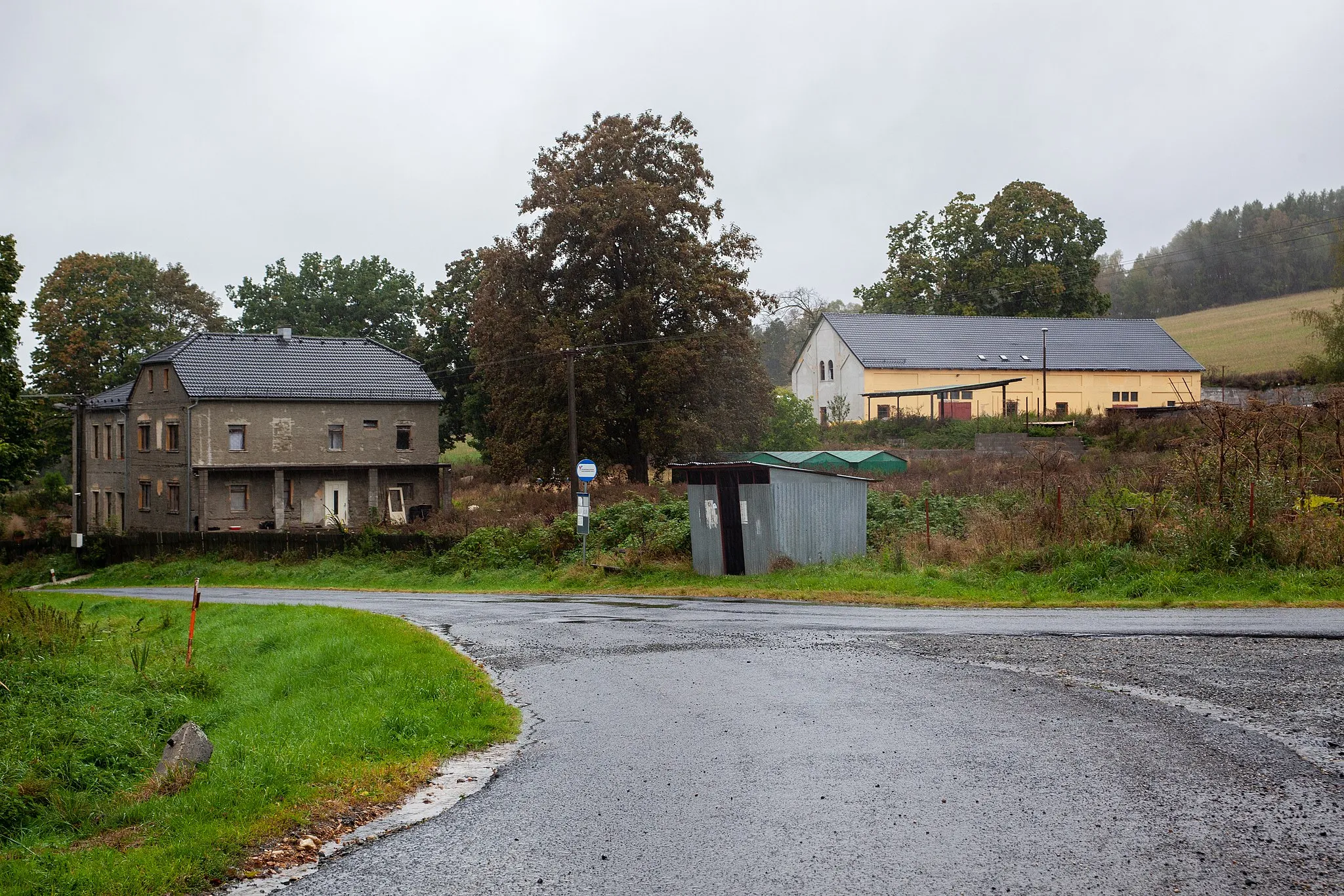 Photo showing: Crossroad in village Vackov (Plesná), Cheb District, Karlovy Vary Region, Czechia