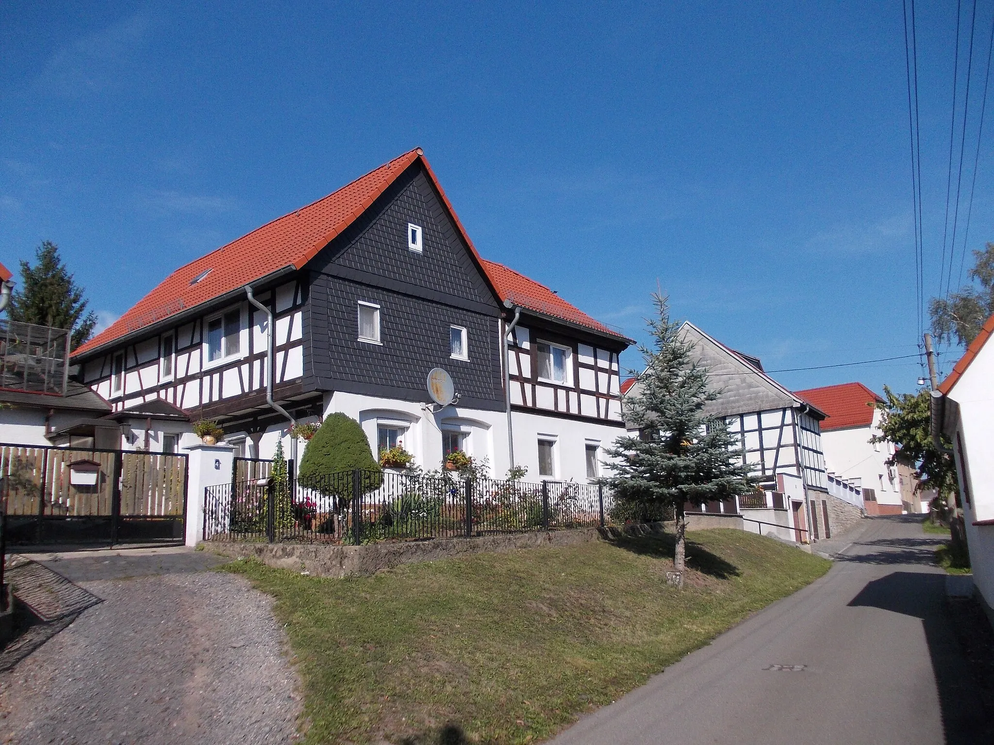 Photo showing: Half-timbered houses at Schulstrasse in Raitzhain (Ronneburg, Greiz district, Thuringia)