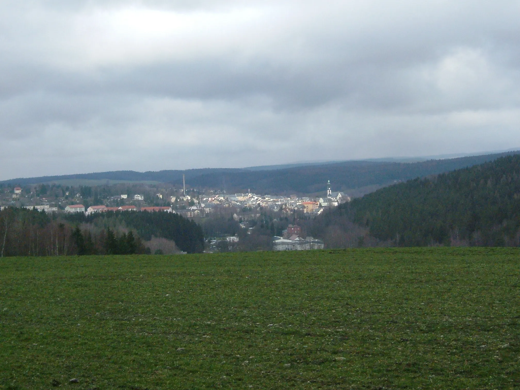 Photo showing: Adorf,  in April 2008.

Seen from the hills above Bad Elster station. Camera location 50° 17′ 29.76″ N, 12° 15′ 13.32″ E View this and other nearby images on: OpenStreetMap 50.291600;   12.253700