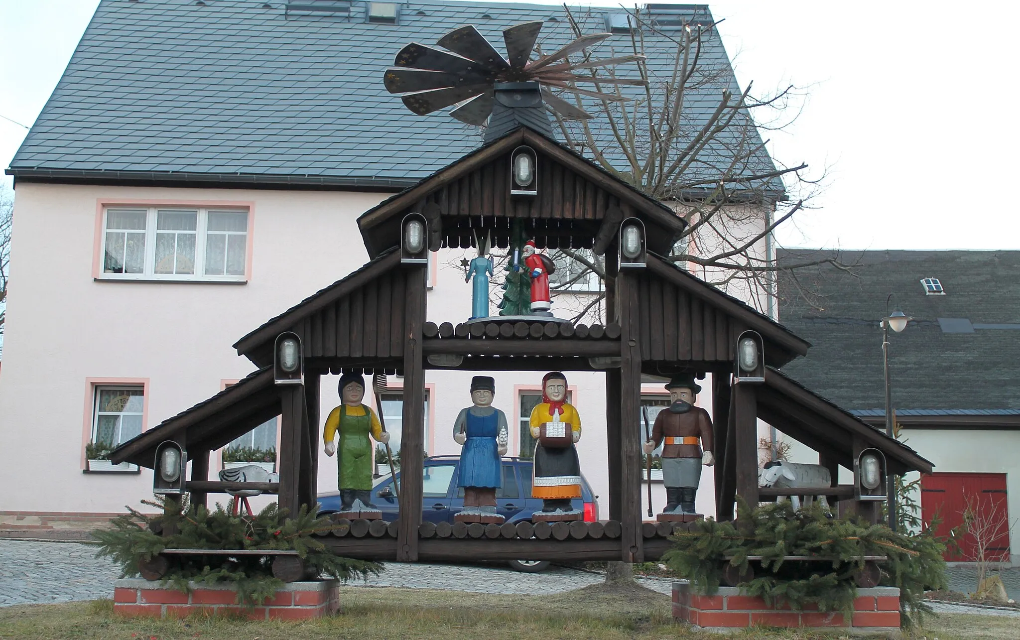 Photo showing: Outdoor christmas pyramid in Bermsgrün, Saxony, Germany.