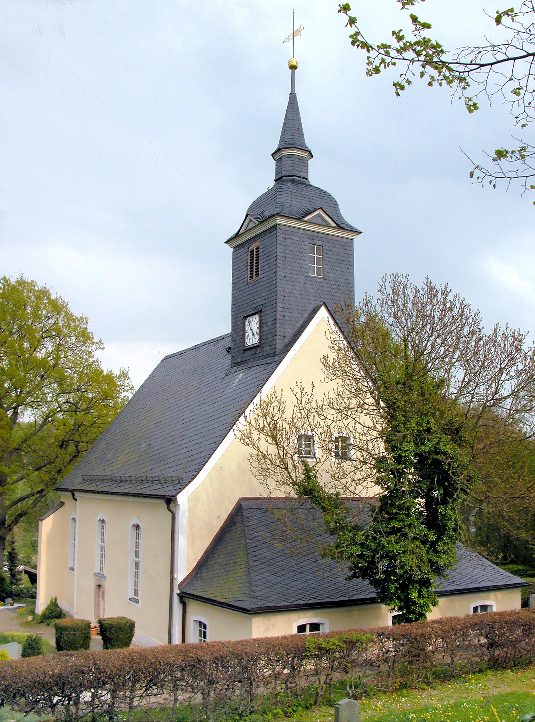 Photo showing: 28.04.2011   09669  Langenstriegis (Frankenberg/Sa.), An der Kleinen Striegis: Dorfkirche 
(GMP: 50.908166,13.119576). Das Gotteshaus wurde 1772 in barocker Gestalt errichtet. Dabei verwendete man die Mauern eines älteren, wohl noch gotischen Vorgängerbaus. Das Kirchenschiff hat einen dreiseitigen Ostabschluss. Im Westen ist eine Vorhalle ausgebildet, im Osten schließt sich die Sakristei an.                                                                 [DSCNn2525.TIF]20110428520DR.JPG(c)Blobelt