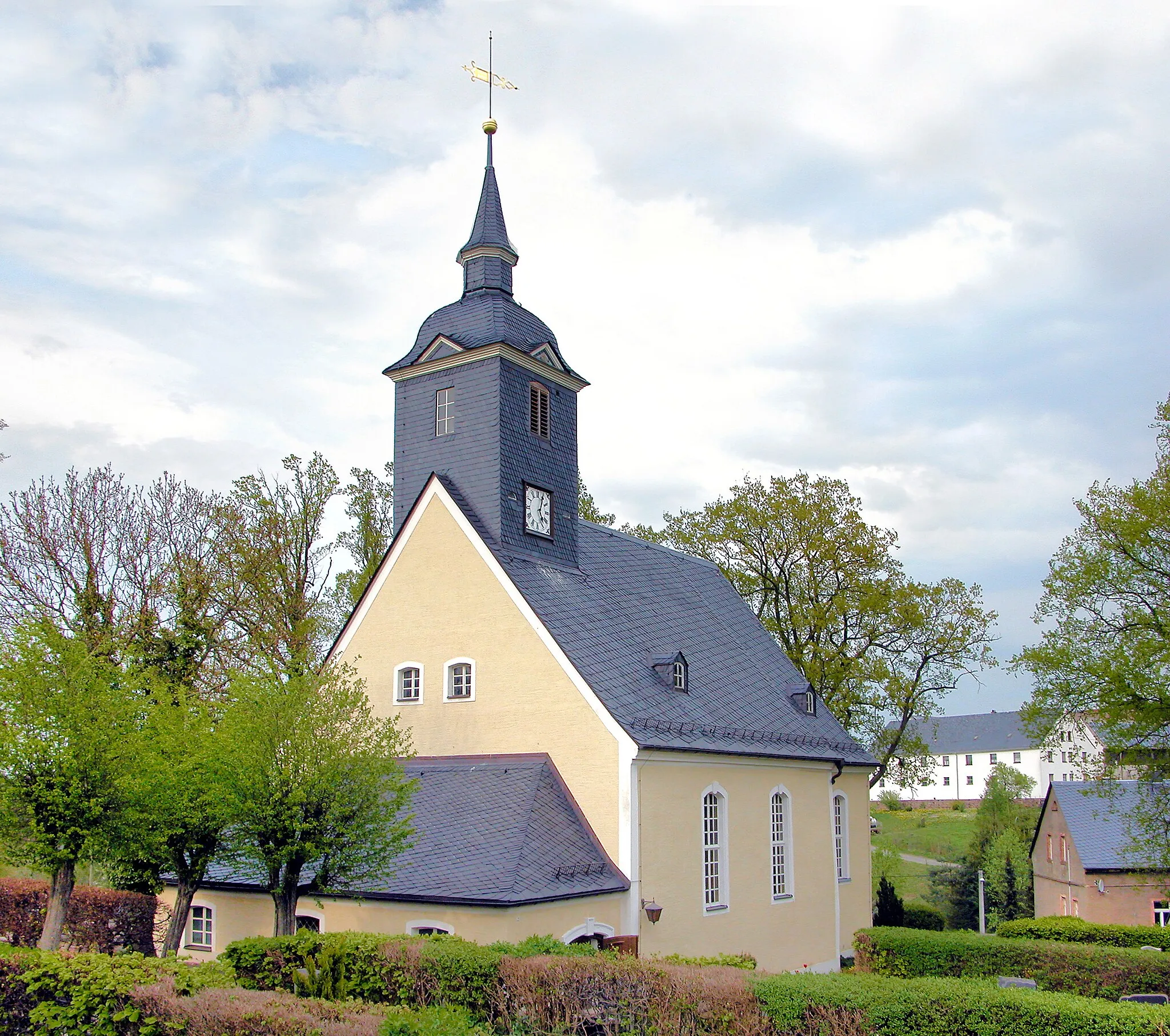 Photo showing: 28.04.2011   09669  Langenstriegis (Frankenberg/Sa.), An der Kleinen Striegis: Dorfkirche (GMP: 50.908166,13.119576). Das Gotteshaus wurde 1772 in barocker Gestalt errichtet. Dabei verwendete man die Mauern eines älteren, wohl noch gotischen Vorgängerbaus. Das Kirchenschiff hat einen dreiseitigen Ostabschluss. Im Westen ist eine Vorhalle ausgebildet, im Osten schließt sich die Sakristei an.                                                                                                                                                           [DSCNn2527&28.TIF]20110428525MDR.JPG(c)Blobelt