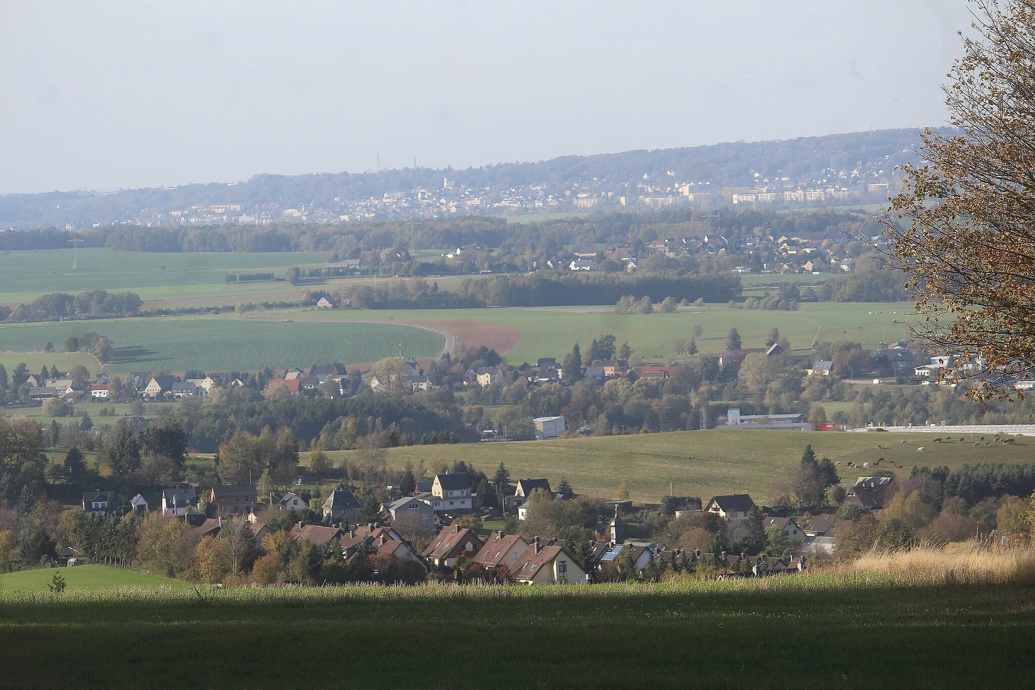 Photo showing: Meinersdorf (Burkhardtsdorf), view from the "Schönen Aussicht" to Jahnsdorf and Hohenstein-Ernstthal