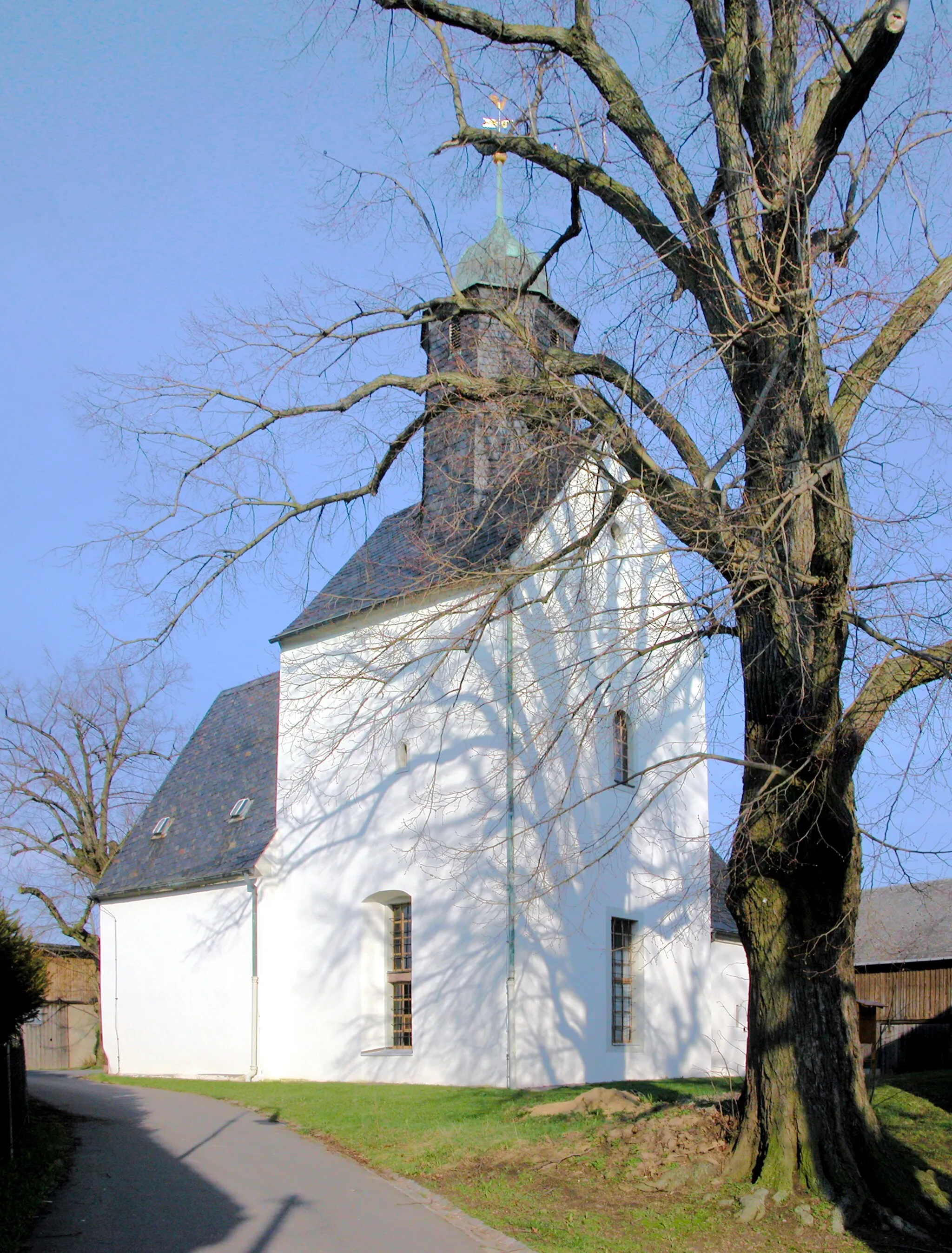 Photo showing: 06.04.2010  04746  Nauhain (Hartha): Kirche Nauhain, St.-Georgs-Kapelle (GMP: 51.12780,13.00767). Die Kapelle war ursprünglich Wallfahrtsort für die Mönche vom Kloster Buch. Bereits 1465 ist sie als Wallfahrts- und Feldkapelle" urkundlich erwähnt. Viermal im Jahr, an den Tagen des Heiligen Georg am 23. April, St. Maria Magdalena am 22. Juli, St. Michael am 29. September und St. Martin am 11. November gab es eine Wallfahrt, ursprünglich der Mönche des Klosters Buch und später auch vieler Fremder, zur Kapelle auf dem Nauhainer Sandberg. Ursprünglich war die Kapelle viel kleiner. Der jetzige Chorraum ist an den alten Kapellenbau angebaut worden. Anstelle eines Kirchenschiffs erhebt sich ein wuchtiger Turm, um den sich kleinere Anbauten gliedern. Aus den Bauformen ist zu erkennen, dass der Turm in der zweiten Hälfte des 12. Jahrhunderts errichtet wurde. Die Kapelle wurde 1980-1991 restauriert. Sicht von Südwesten.                                                                                                             [DSCN40868-40869.TIF]20100406435MDR.JPG(c)Blobelt