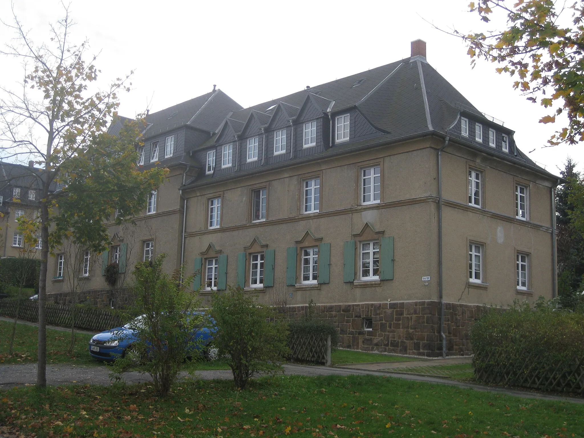 Photo showing: Denkmalgeschützte Mehrfamilienwohnhäuser der Sachgesamtheit Pfarrhübelsiedlung in Chemnitz-Altchemnitz