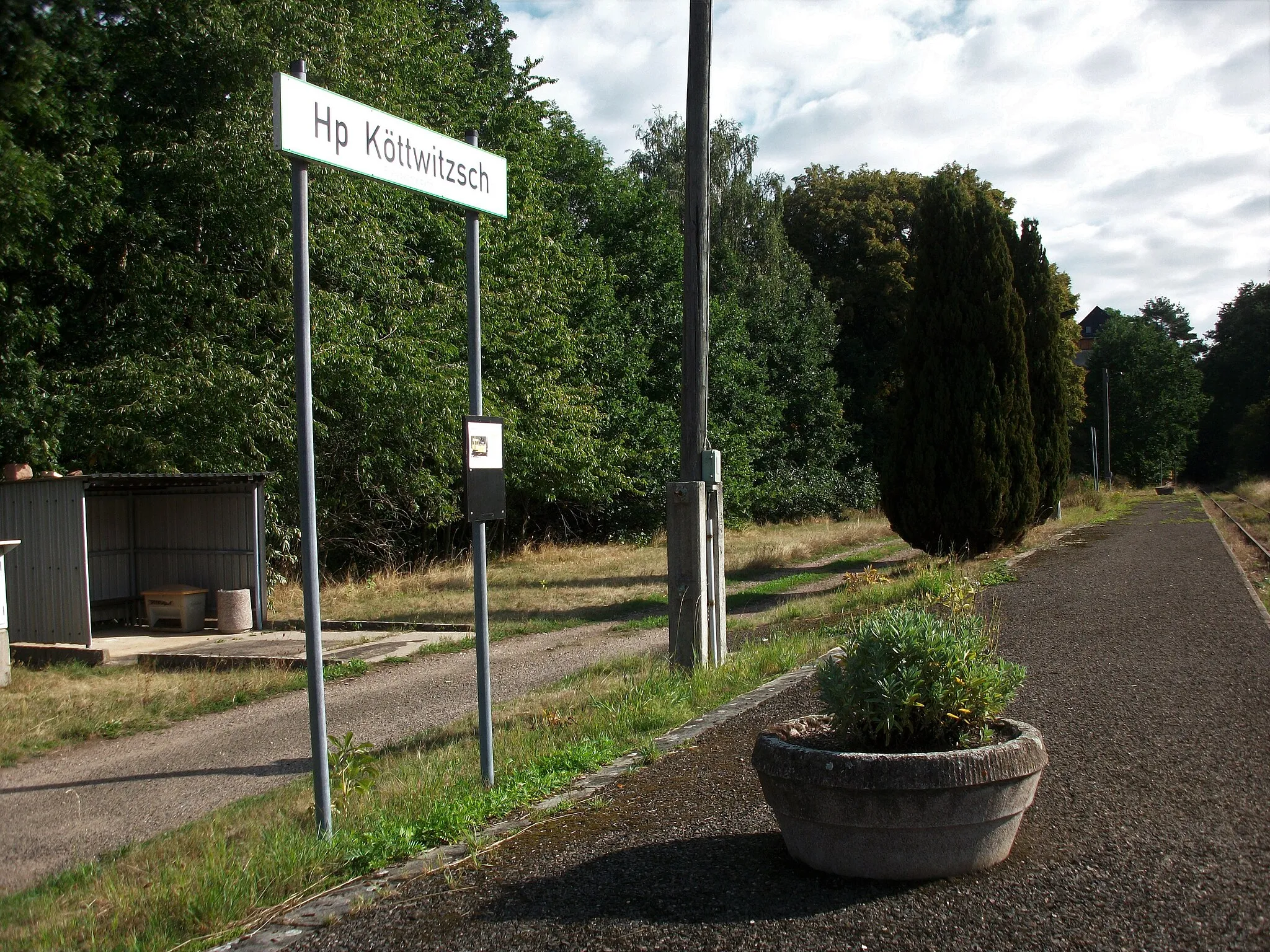 Photo showing: Haltepunkt Köttwitzsch, Stationsschild (2020)