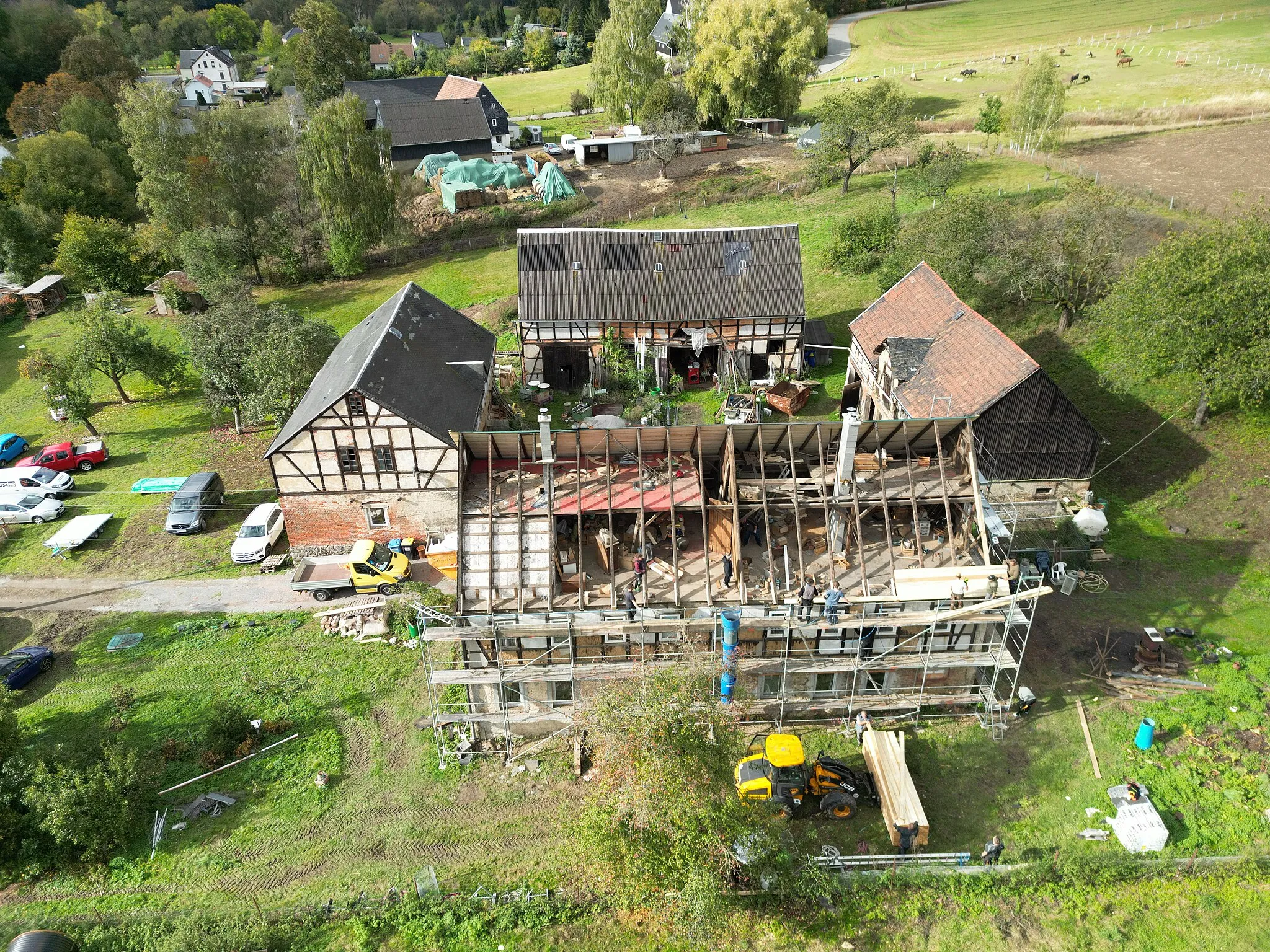 Photo showing: Dacherneuerung am Wohnhaus des Vierseitenhofes in Garnsdorf, Garnsdorfer Hauptstrasse 20, Blick von Osten.