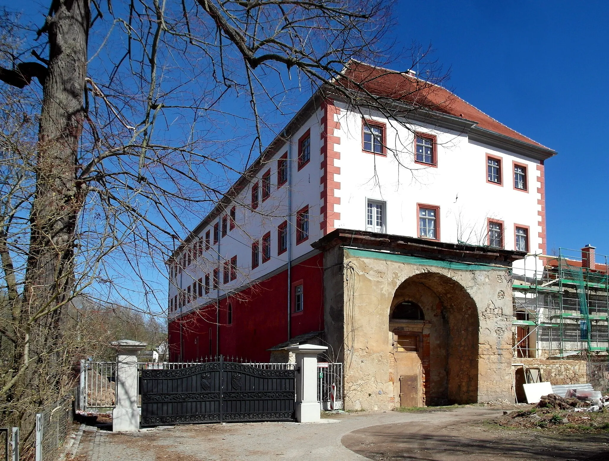 Photo showing: 06.04.2018   09322  Penig: Altes Schloß, Mühlgraben 18 (GMP: 50.935220,12.707269) am Ufer der Zwickauer Mulde. Es ist aus der mittelalterlichen Burg der Burggrafen von Altenburg und Leisnig hervorgegangen, die im 14. Jahrhundert nachgewiesen ist. Das heutige Alte Schloß Schloß stammt wohl aus dem 17. Jahrhundert. 1889 verkaufte Carl Graf von Schönburg-Forderglauchau Altes und Neues Schloß an die Peniger Papierfabrik. Im Alten Schloss wurden  Wohnungen eingerichtet. Nach langem Leerstand wurde das Alte Schloss 2012 von der Stadt Penig an den Prinzen Alfred von Schönburg-Hartenstein verkauft. Nach der Sanierung sollen im Schloß Wohn- und Empfangsräume, Gästezimmer und die Verwaltung der eigenen Forstflächen um Rochsburg und Penig untergebracht werden. Sicht von Südwesten.                                                                                    [SAM5036.JPG]20180406465DR.JPG(c)Blobelt