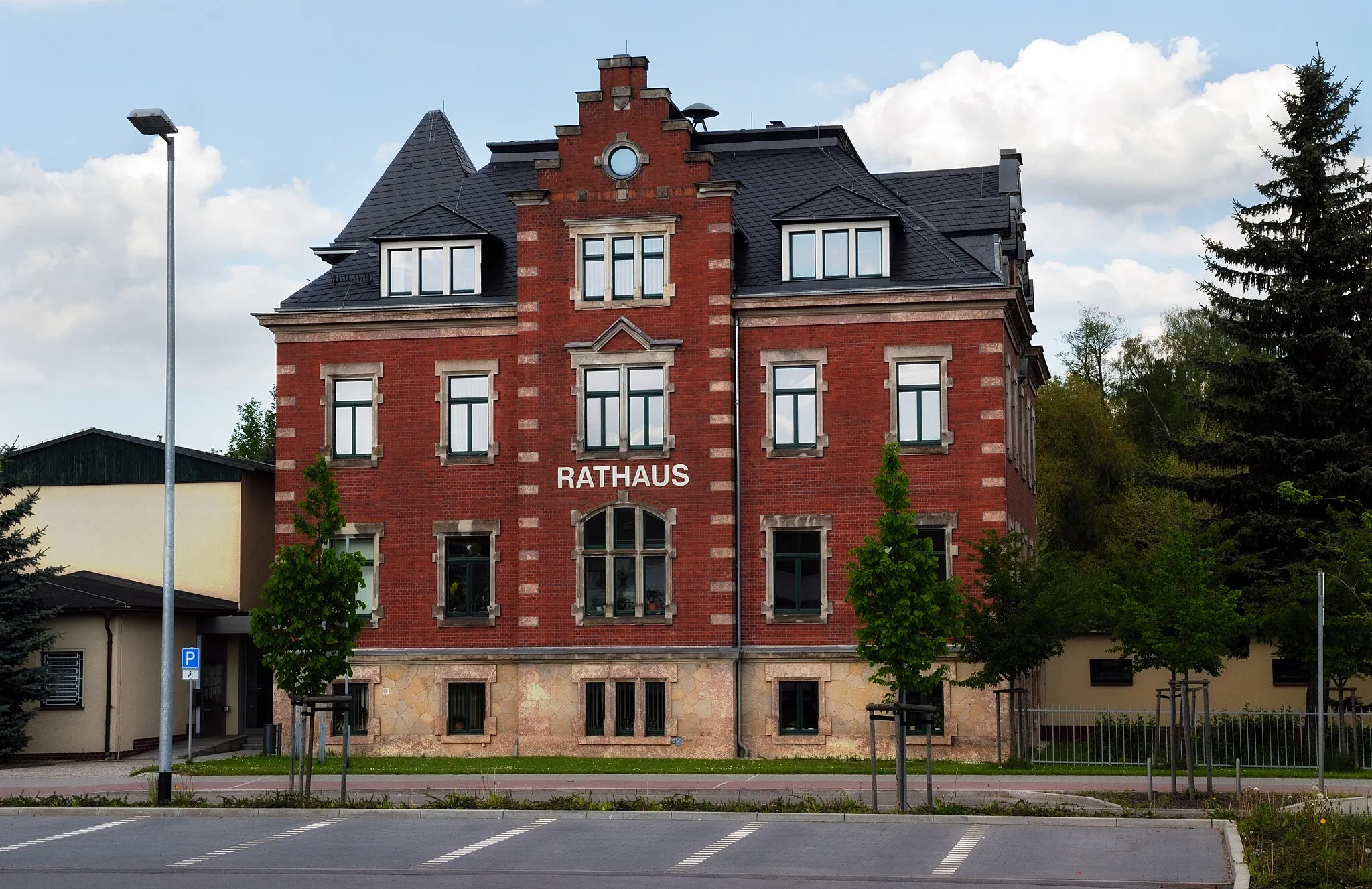 Photo showing: This image shows the town hall in Flöha, Germany.