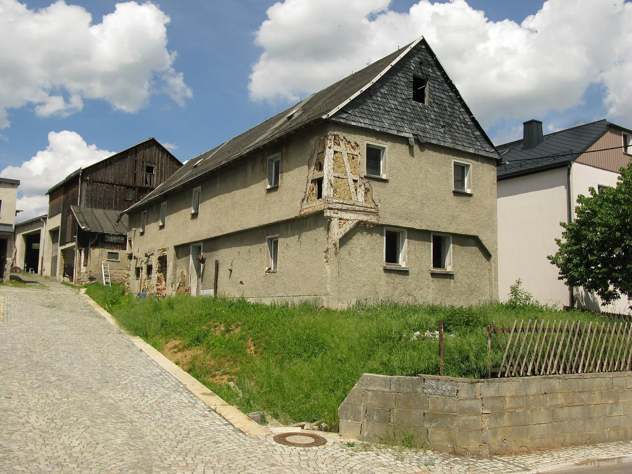Photo showing: Rosenbach/Vogtl., Ortsteil Rößnitz:
denkmalgeschütztes Haus in der Hauptstraße 17 (Sächsische Denkmal-ID:09231946)