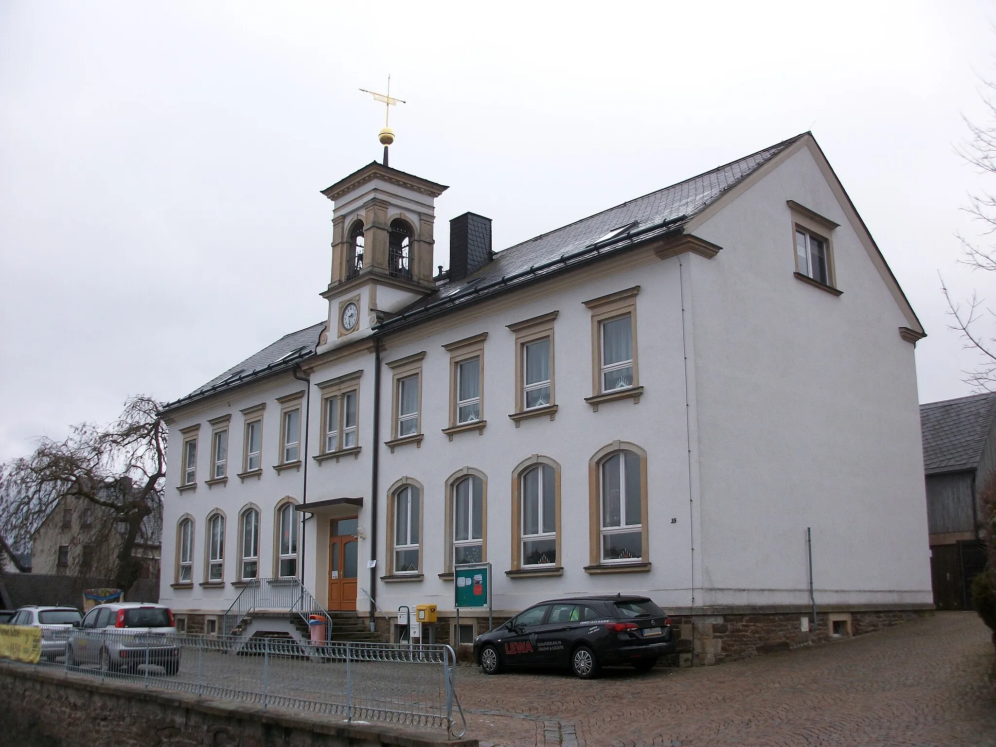 Photo showing: Ehemalige Schule Grießbach (Drebach), jetzt Kindertagesstätte “Getzenknirpse” e.V.