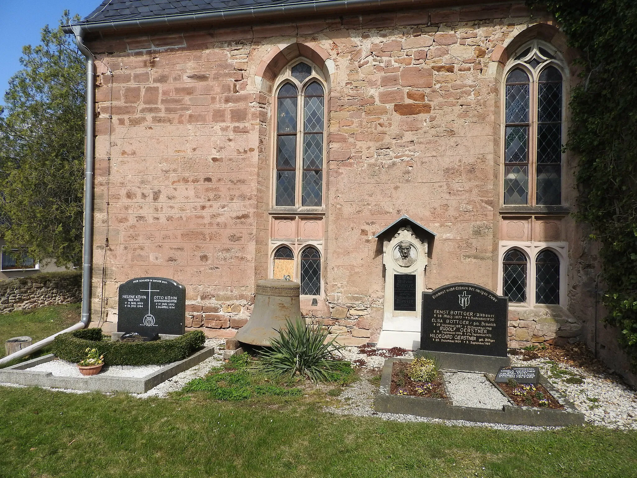 Photo showing: Gräber an der Kirche von Niebra in Thüringen