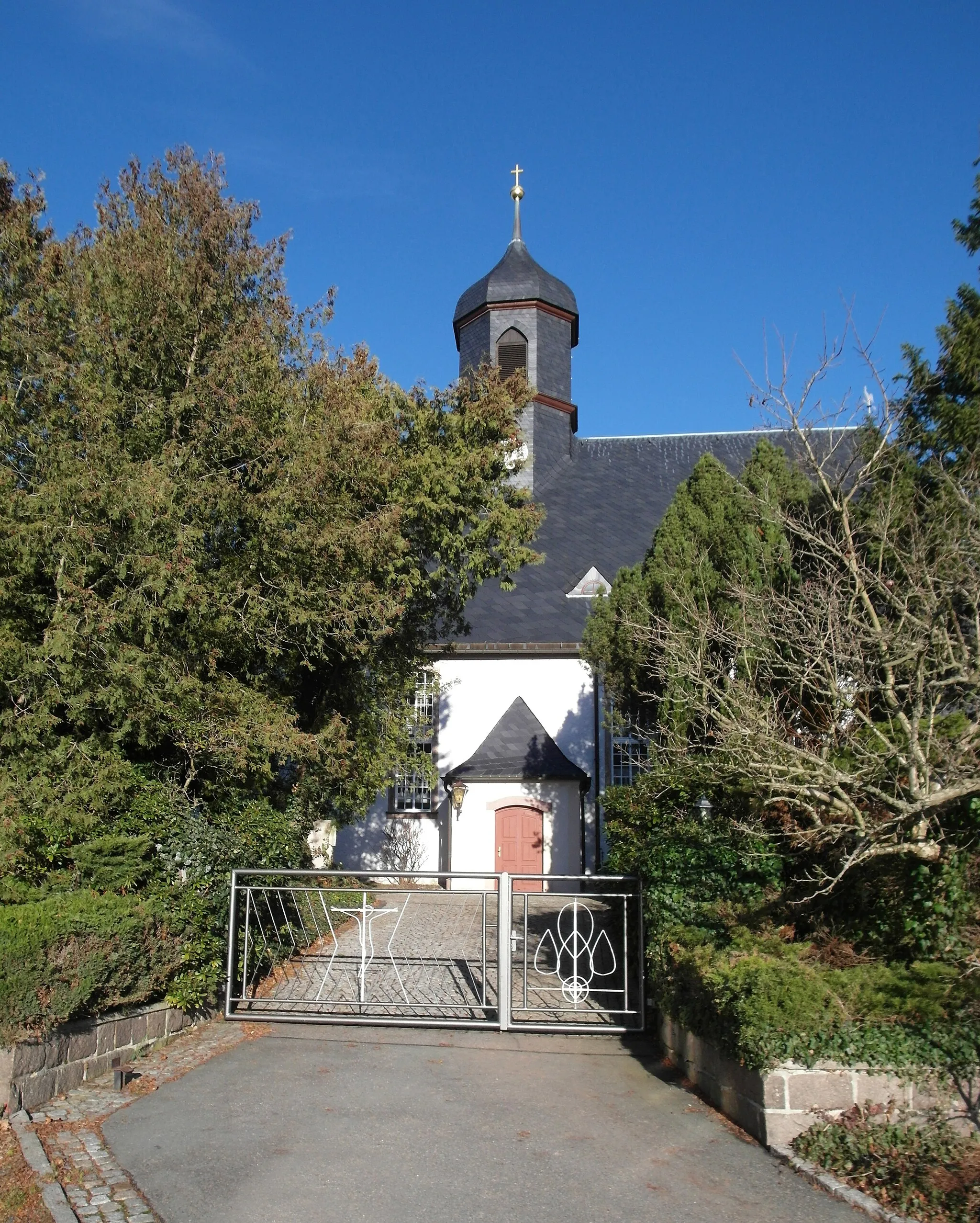 Photo showing: 13.12.2017   09387  Leukersdorf (Jahnsdorf/Erzgebirge), Bei Hauptstraße 55. Evangelische Kirche Leukersdorf 
(GMP: 50.768101,12.820185). 1782 erneuerte Dorfkirche mittelalterlichen Ursprungs. Sicht von Süden.                      [SAM3302.JPG]20171213155DR.JPG(c)Blobelt