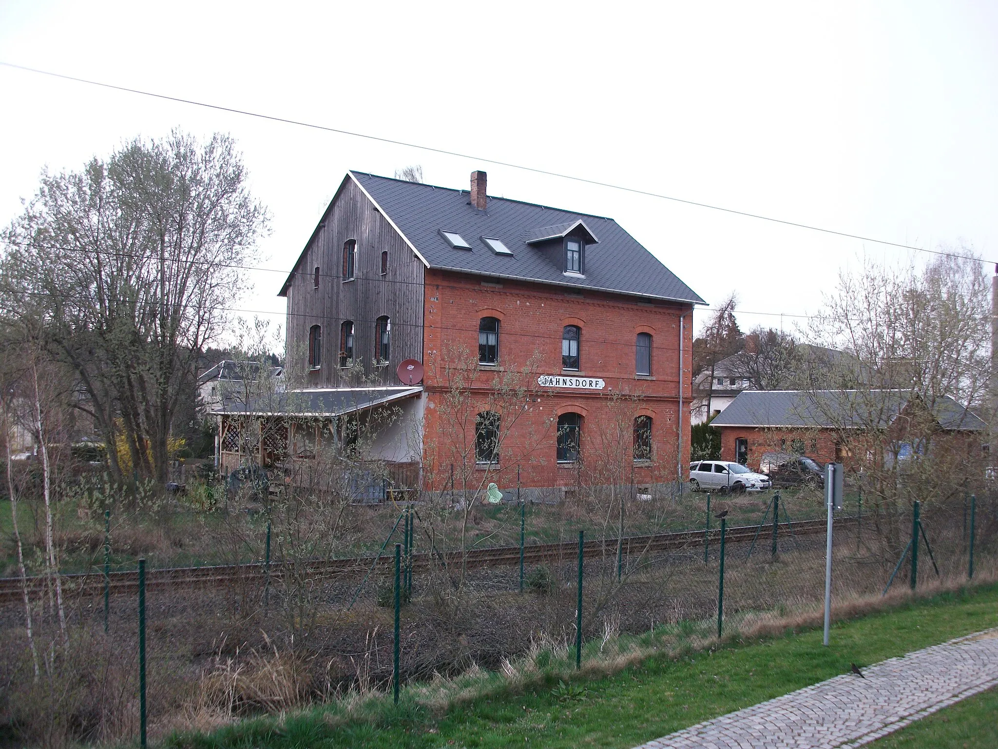 Photo showing: Bahnhof Jahnsdorf, ehem. Empfangsgebäude, Gleisseite (2016)