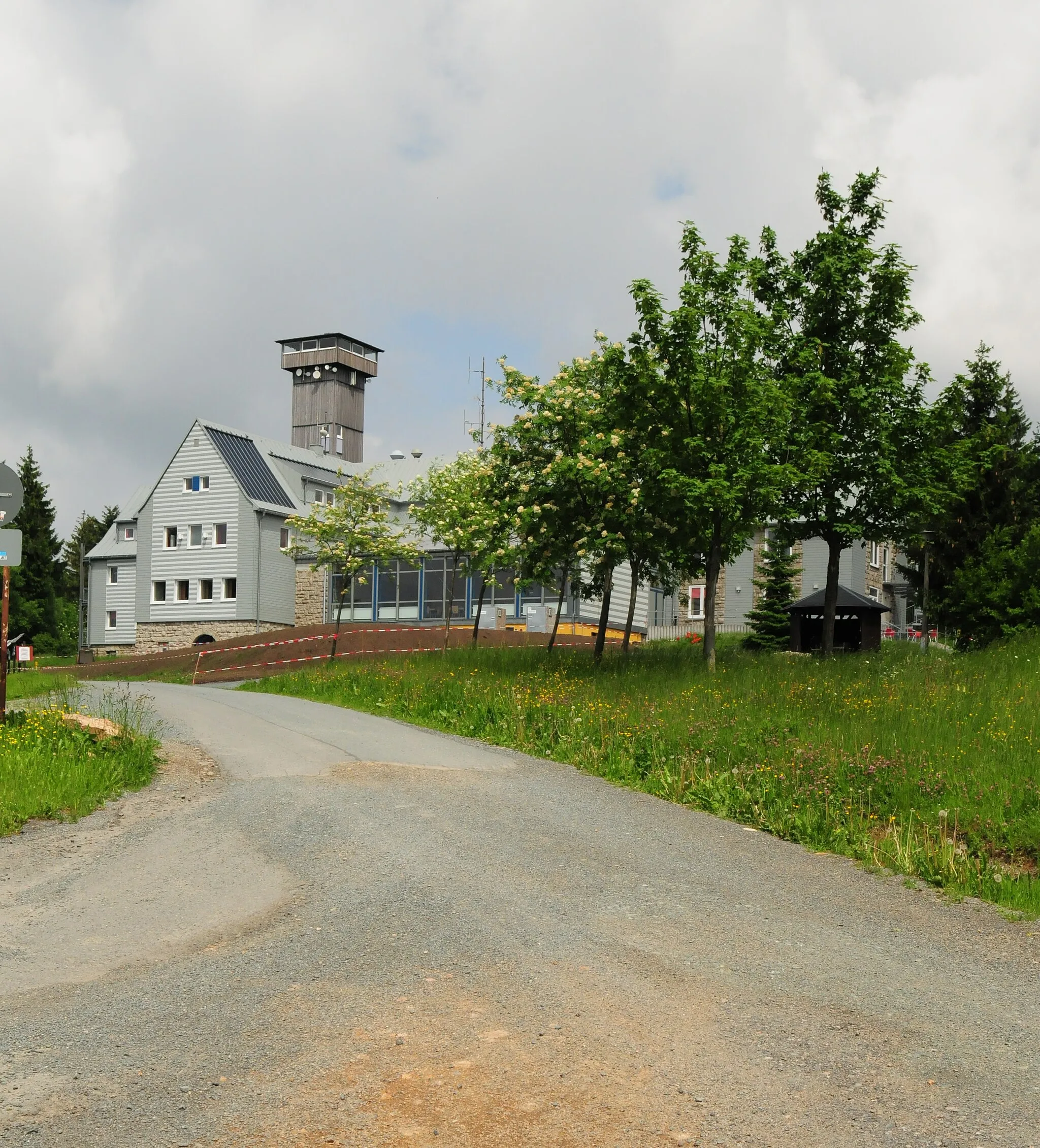 Photo showing: Klingenthal, Jugendherberge Klingenthal auf dem Aschberg, dahinter der Aussichtsturm "Otto Hermann Böhm" (Vogtlandkreis, Sachsen, Deutschland