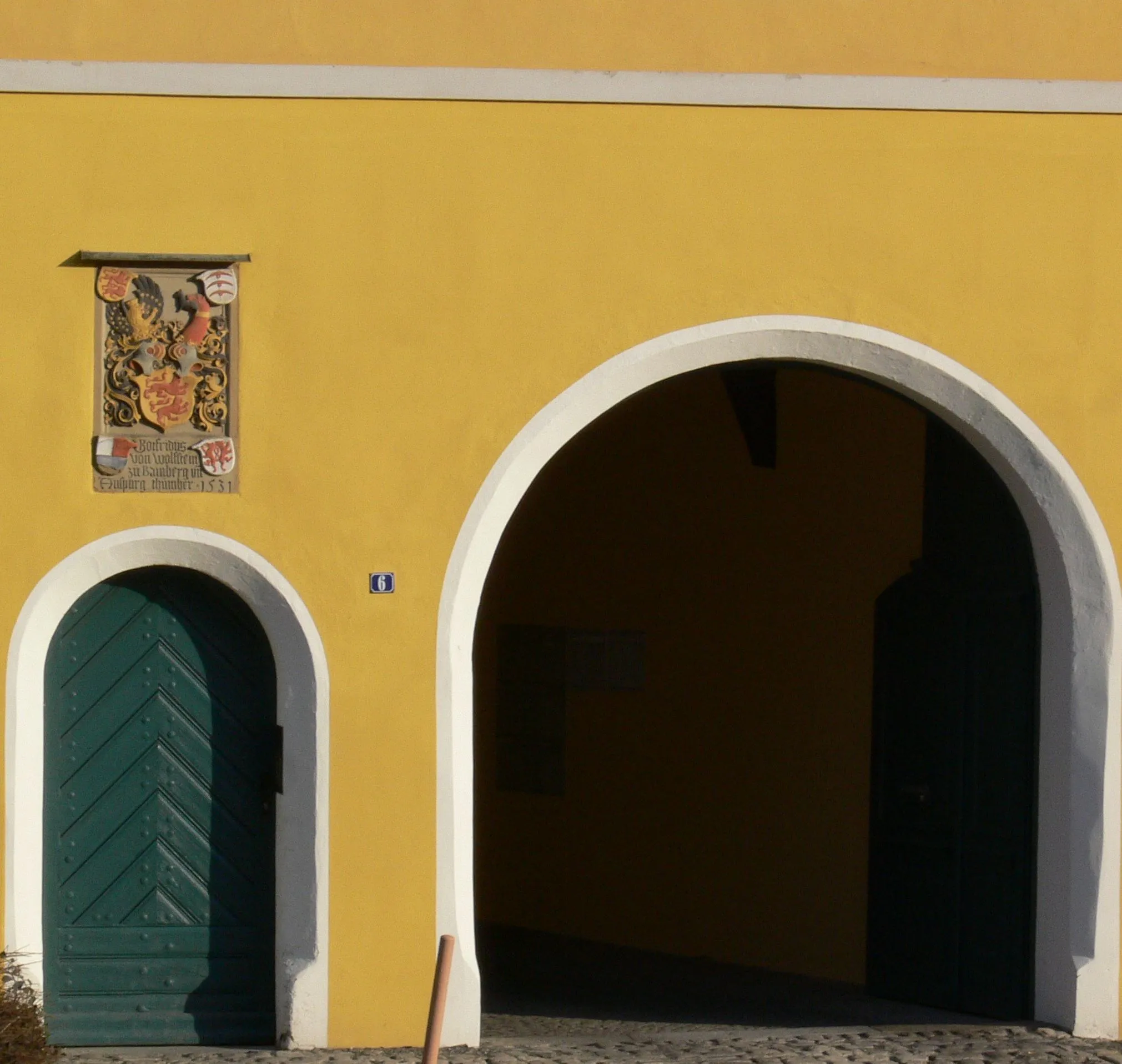 Photo showing: Tür und Tor zur Curia Sancti Sebastiani mit Wappen der Grafen zu Wolfstein