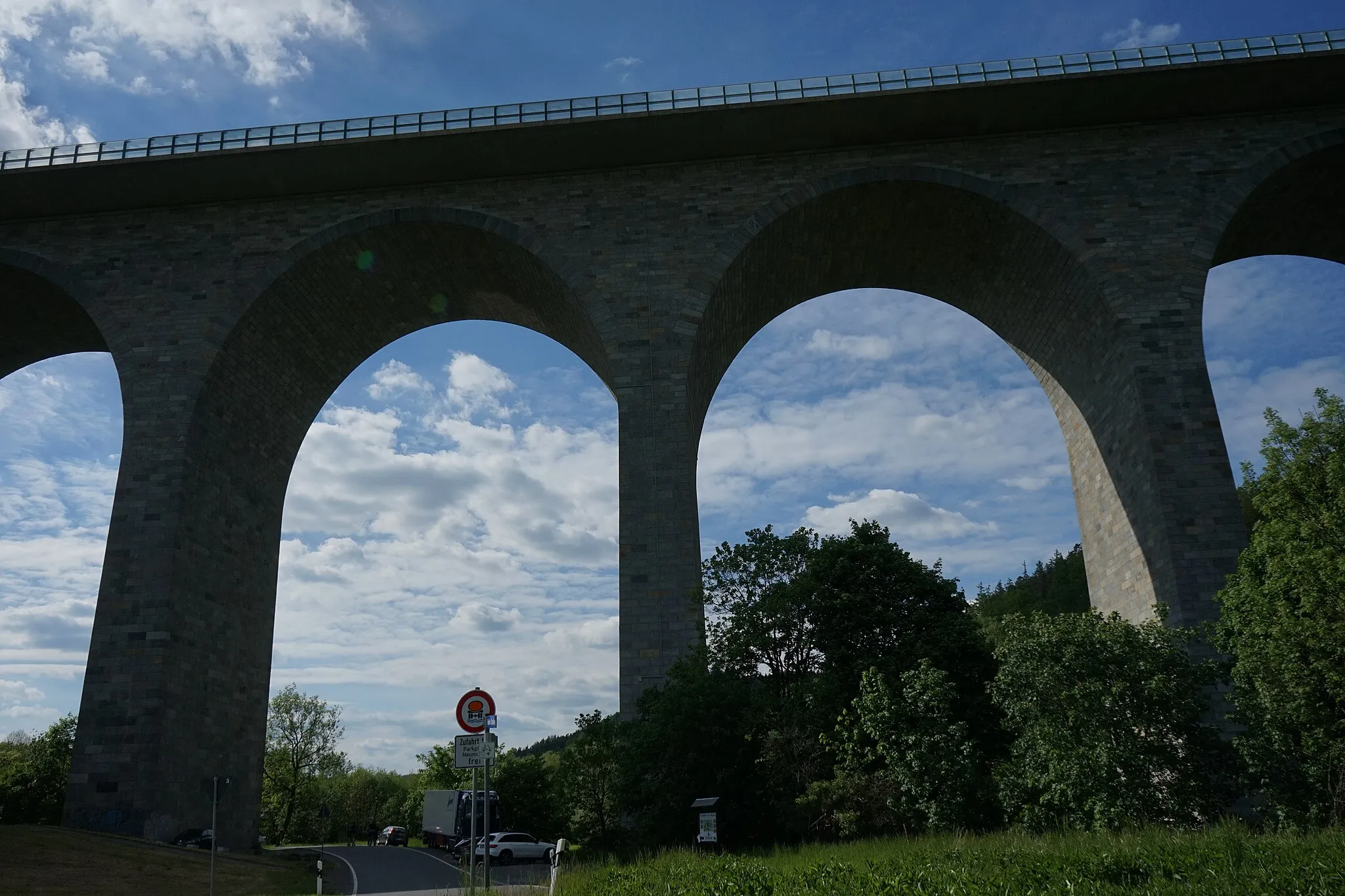 Photo showing: Elstertalbrücke mit Unterführung.