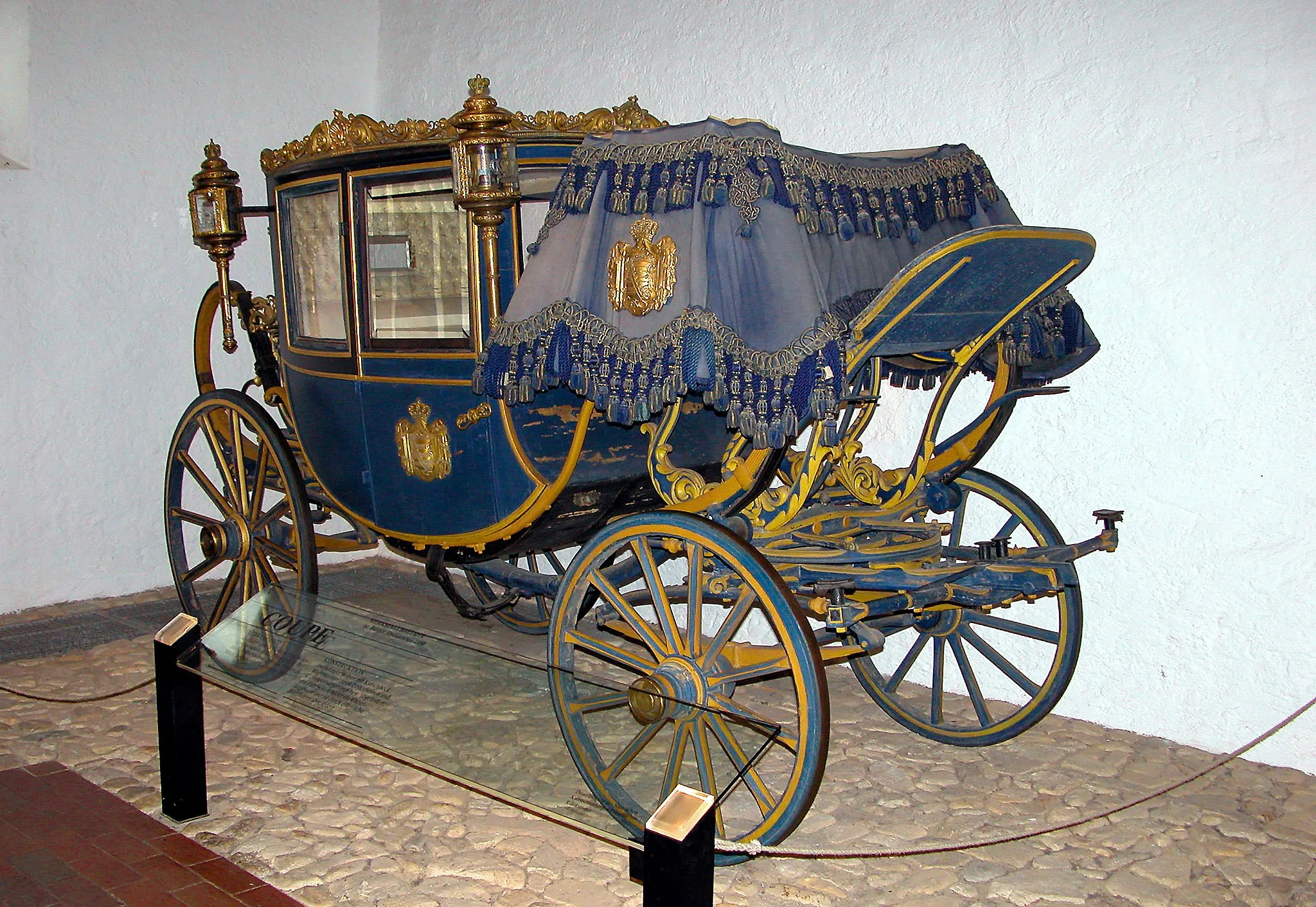 Photo showing: 21.06.2003    09573  Augustusburg (GMP: 50.812843,13.099362): Jagdschloß (1568-1572). Kutschensammlung: Wagentyp Coupe, Baujahr 1860 von H. Bürger. Galawagen.                                                [DSCN...]20030621280DR.JPG(c)Blobelt