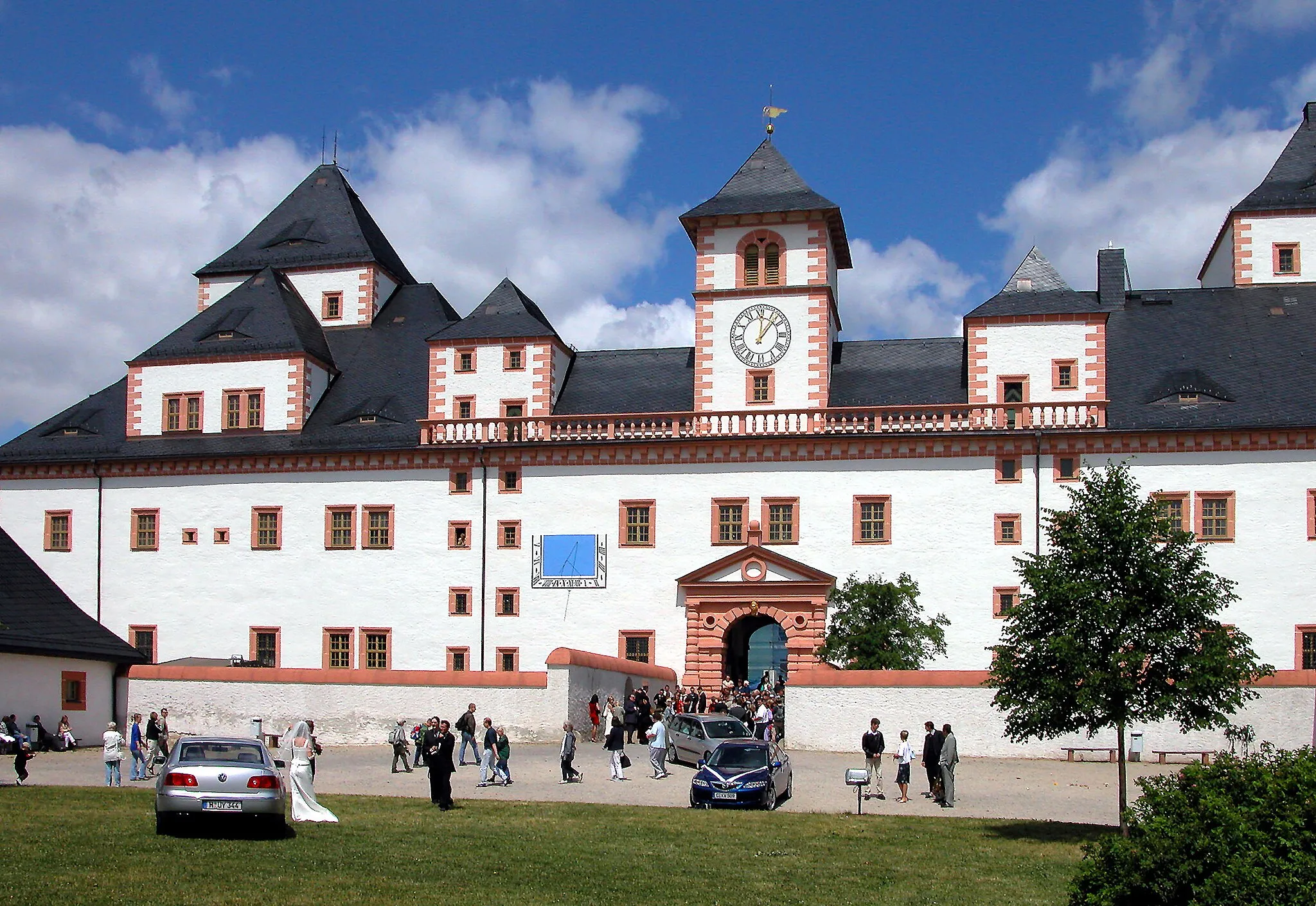 Photo showing: 21.06.2003    09573  Augustusburg: Jagdschloß (GMP: 50.812843,13.099362) auf älterer Grundlage. Renaissancebau, im Auftrag von Kurfürst August errichtet 1568-1572 von Hieronymus Lotter, unterstützt von E. van der Meer.Oberaufsicht ab 1572 Graf Rochus zu Lynar. Hier: Südflügel vom Vorhof gesehen.                                                                                                  [DSCN...]20030621210DR.JPG(c)Blobelt