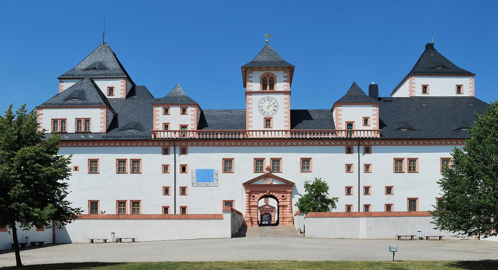 Photo showing: The south side of the castle Augustusburg with the entrance. Saxony in Germany.