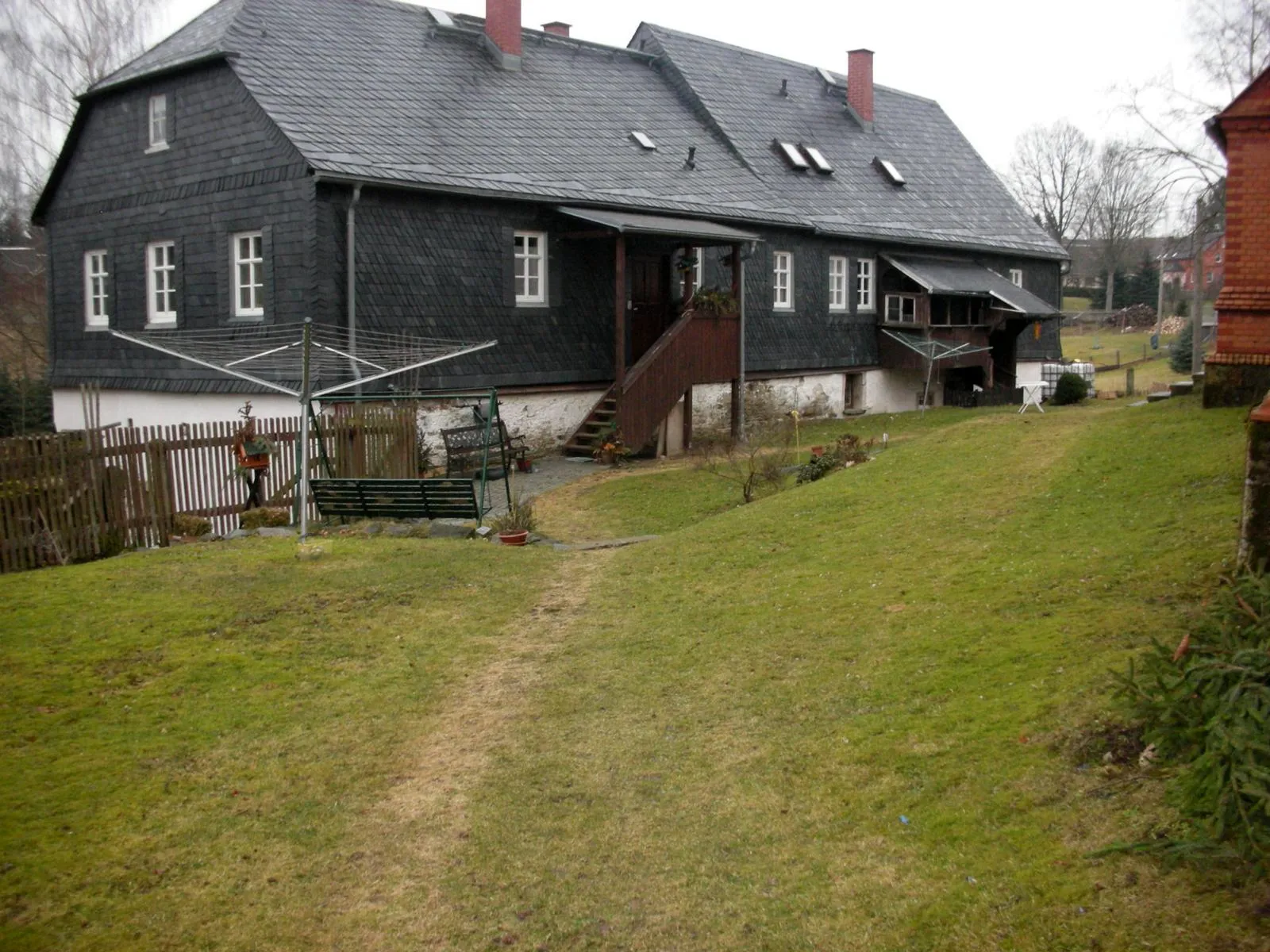 Photo showing: Pfarrhaus in Marieney - Sicht aus Richtung Kirche