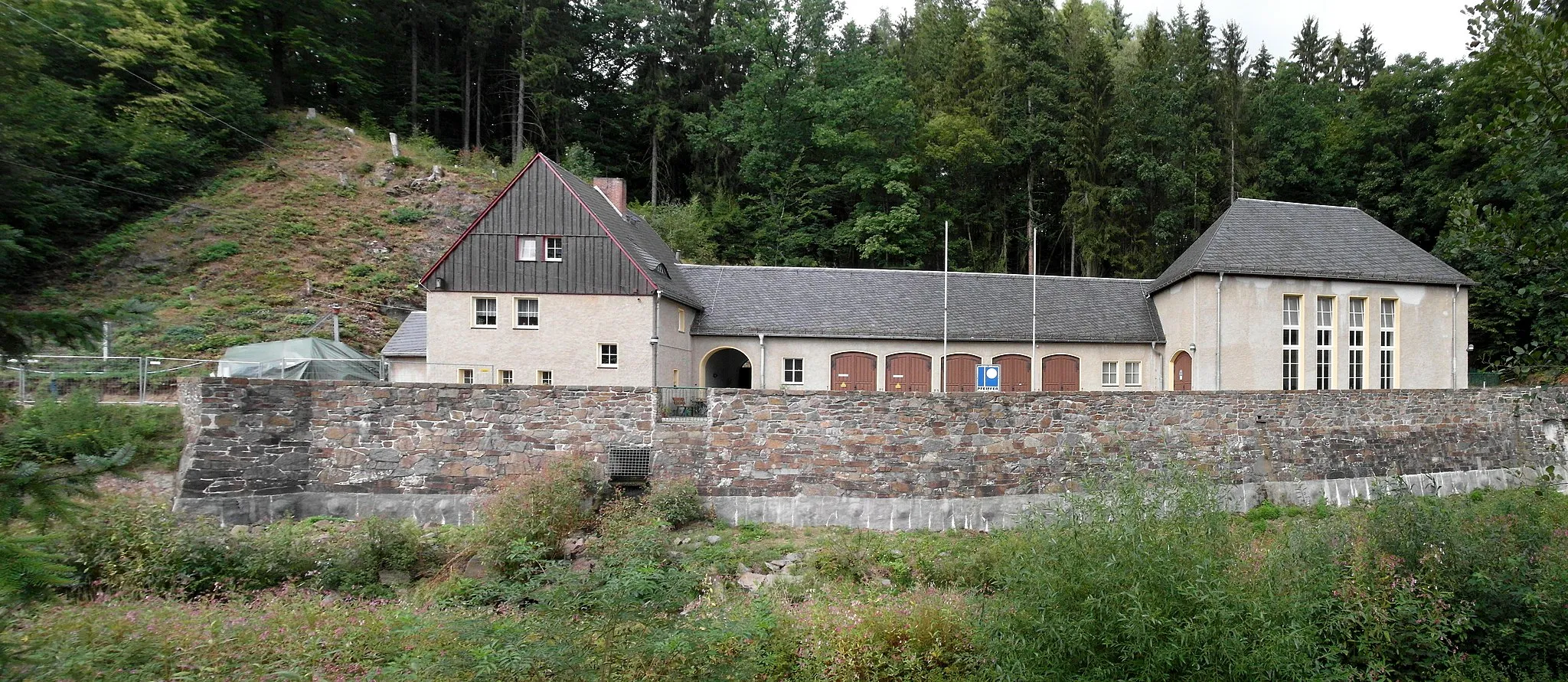 Photo showing: 26.08.2018  01738   Dorfhain, Am Wasserkraftwerk 3 : Das Wasserkraftwerk Dorfhain wurde bis 1944 erbaut. Heute wird es von der DREWAG betrieben. Sicht von Südosten über die Wilde Weißeritz.                                             .     [SAM7082+7084.JPG]20180826200MDR.JPG(c)Blobelt