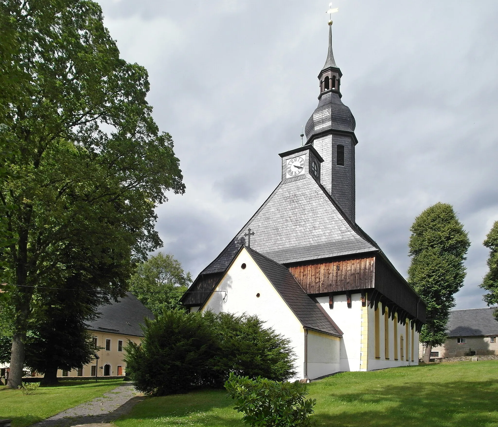 Photo showing: 18.07.2016    09618  Mittelsaida (Großhartmannsdorf): Wehrkirche (GMP: 50.763437,13.304965). Das vermutlich um 1450, nach den Hussitenkriegen, errichtete Gebäude diente neben dem Gottesdienst auch dem Schutz der Bevölkerung und der Paßstraßen nach Böhmen. Das Wehrgeschoß wurde 1475 gebaut. Die Kirche wurde 1581 (Choranbau), 1701 (Erneuerung des Dachreiters) und 1728 (Erweiterung nach Norden) umgebaut und erweitert. Bis 2003 wurden umfangreiche Sanierungsmaßnahmen durchgeführt.                            [SAM7157.JPG] 20160718815DR.JPG(c)Blobelt