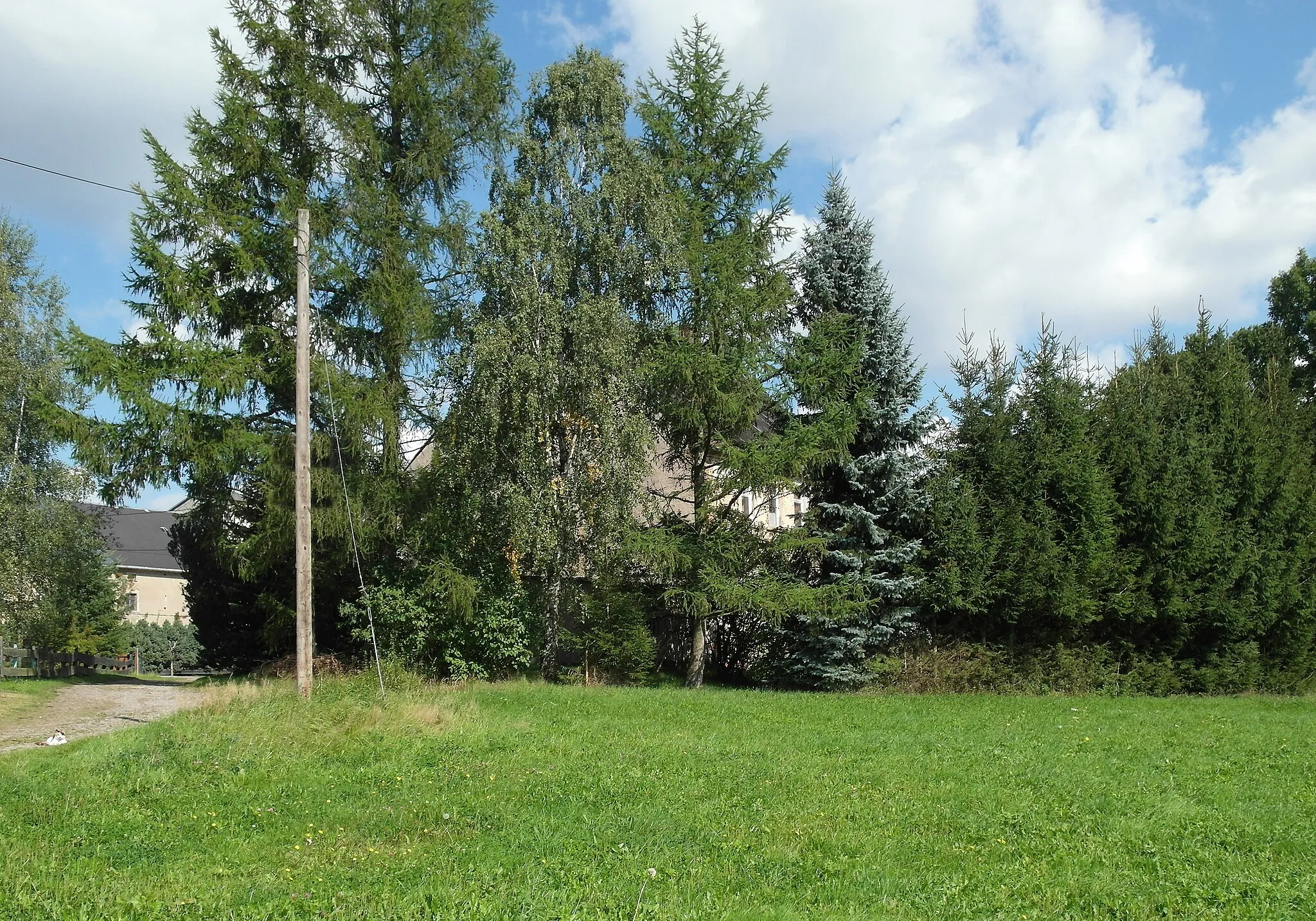 Photo showing: 04.09.2017   09509   Forchheim (Pockau-Lengefeld):  Rittergut OberForchheim.  Sicht von Süden zum fast völlig vom Baumgrün verdeckten Gebäude Lippersdorfer Straße 9 
(GMP: 50.729004,13.266807). Es ist der verbliebene Rest des einst längeren Herrenhauses, das nach 1945 in mehrere Hauseinheiten aufgeteilt wurde. Die übrigen Hausteile sind in den 1990er Jahren abgebrochen worden.                                                                                                                          [SAM1668.JPG)20170904200DR.JPG(c)Blobelt