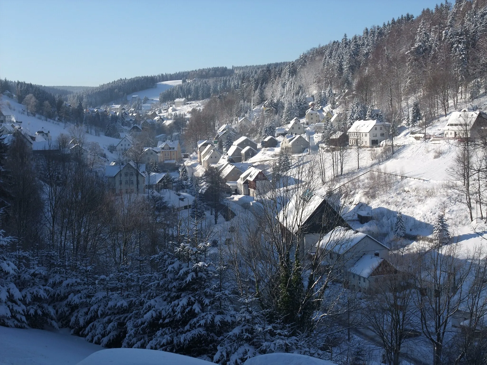 Photo showing: Die Ortsmitte und der Obere Grund von Pobershau, Blick von der Zugstraße Richtung Süden.