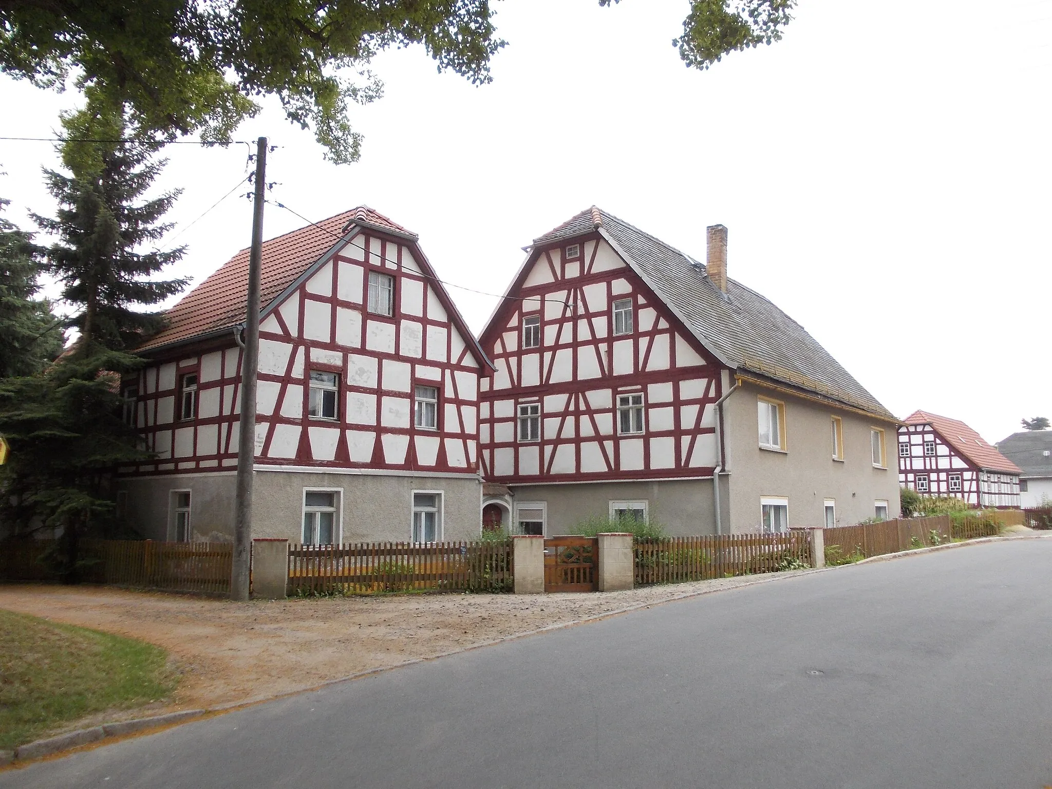 Photo showing: Half-timbered houses near the church in Rudelswalde (Crimmitschau, Zwickau district, Saxony)