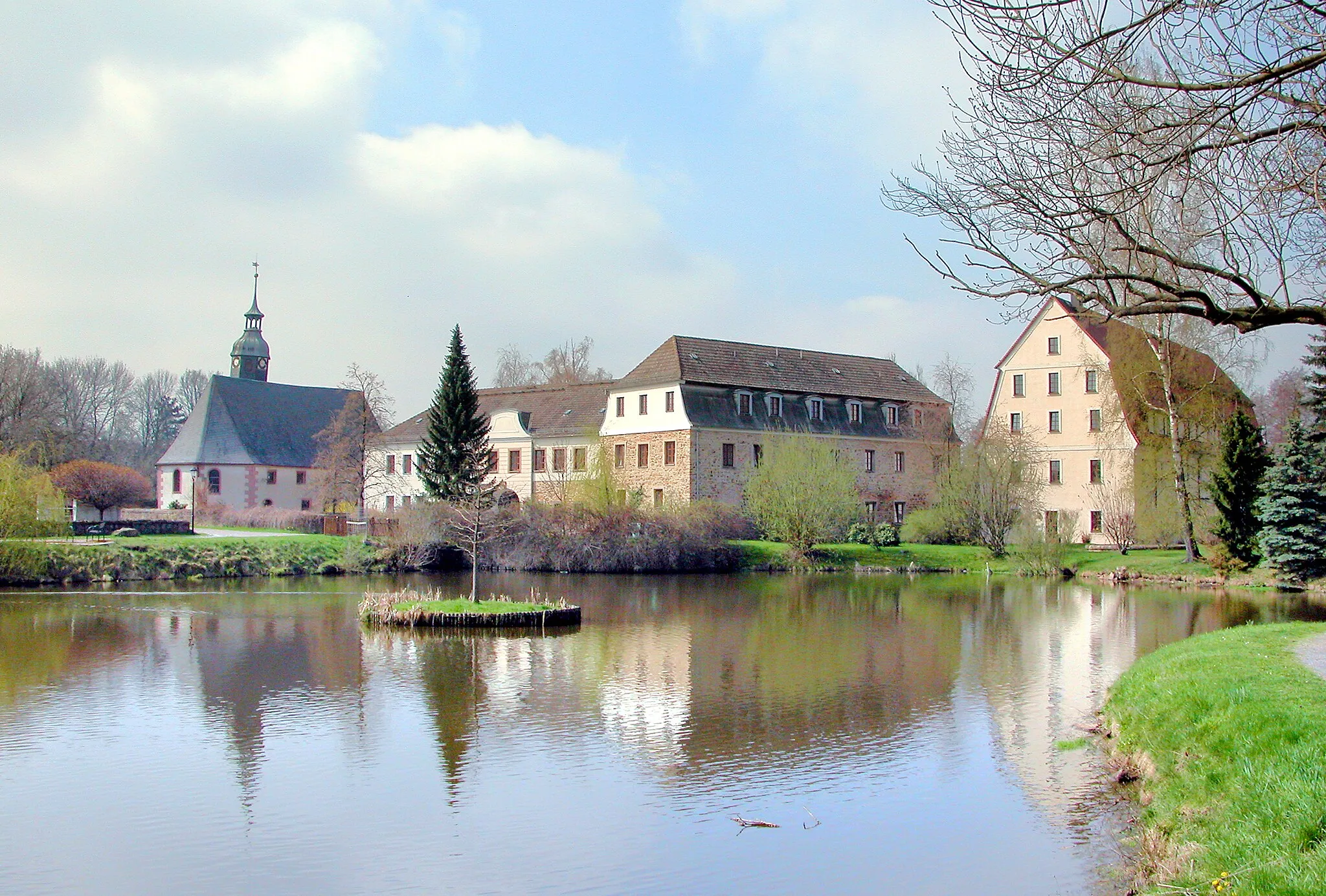Photo showing: 17.04.2010   04720  Mockritz (Großweitzschen): Dorfkirche (1676-1687) und Schloß (im Wesentlichen 16./17. Jh.) 
[DSCN41247.TIF]20100417010DR.JPG(c)Blobelt