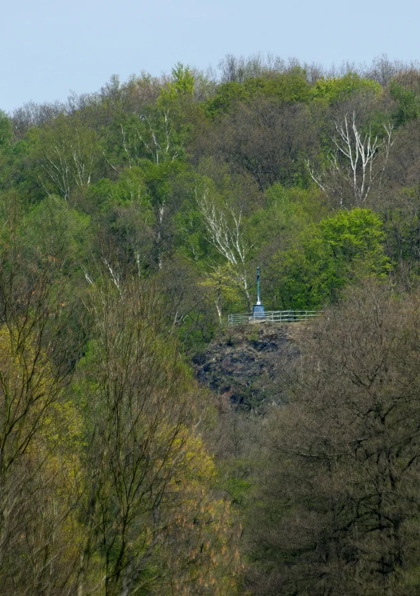 Photo showing: This image shows the Harrasfelsen ("Harras rock") near Braunsdorf (Niederwiesa), Germany from a distance of 0.55 miles.