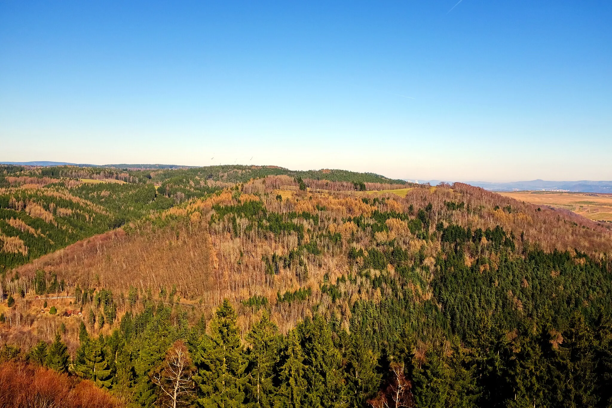 Photo showing: Pohled z rozhledny Cibulky směren na Boučský vrch, okres Sokolov