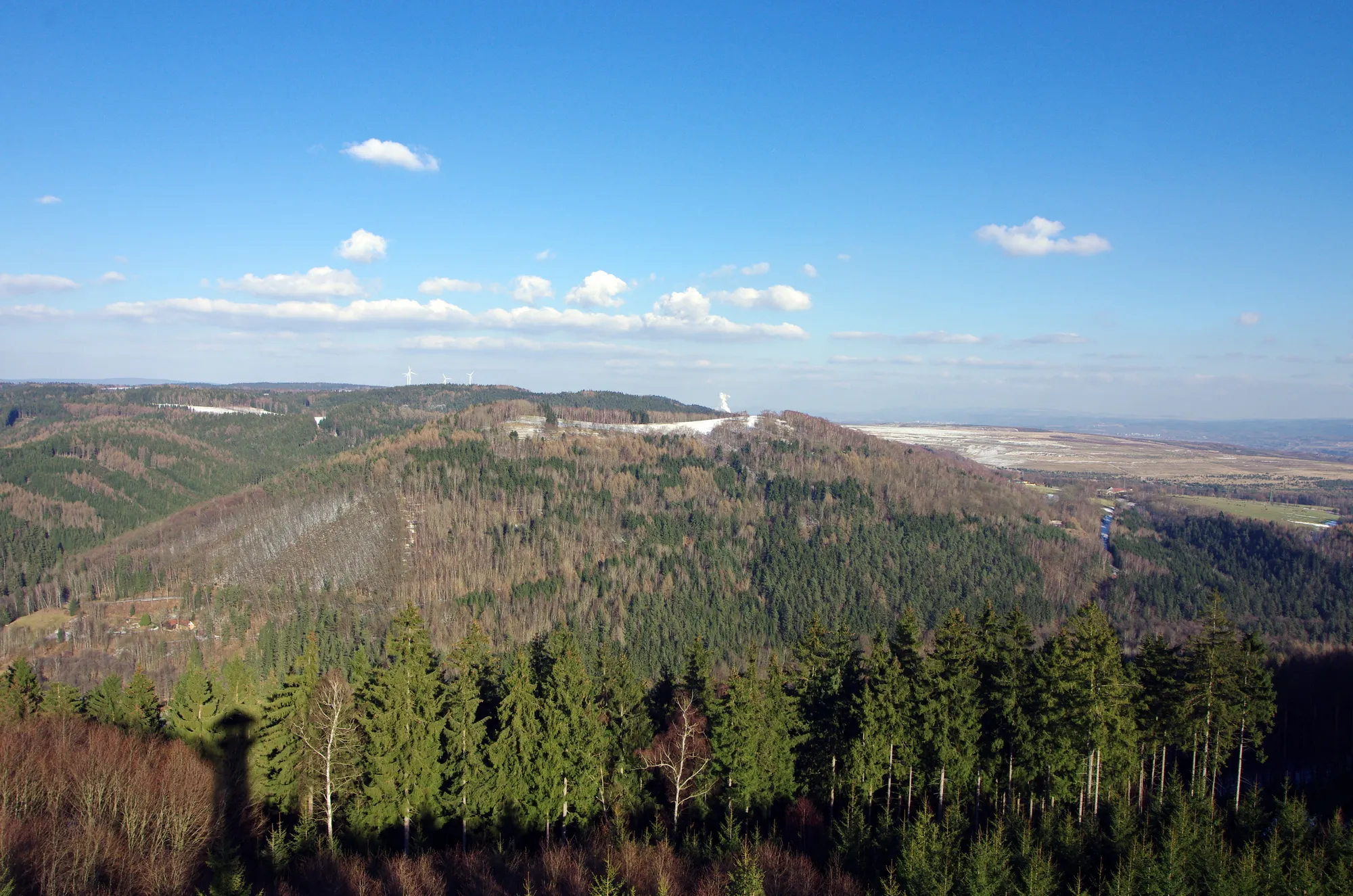 Photo showing: pohled z rozhledny Cibulky na Boučský vrch, okres Sokolov