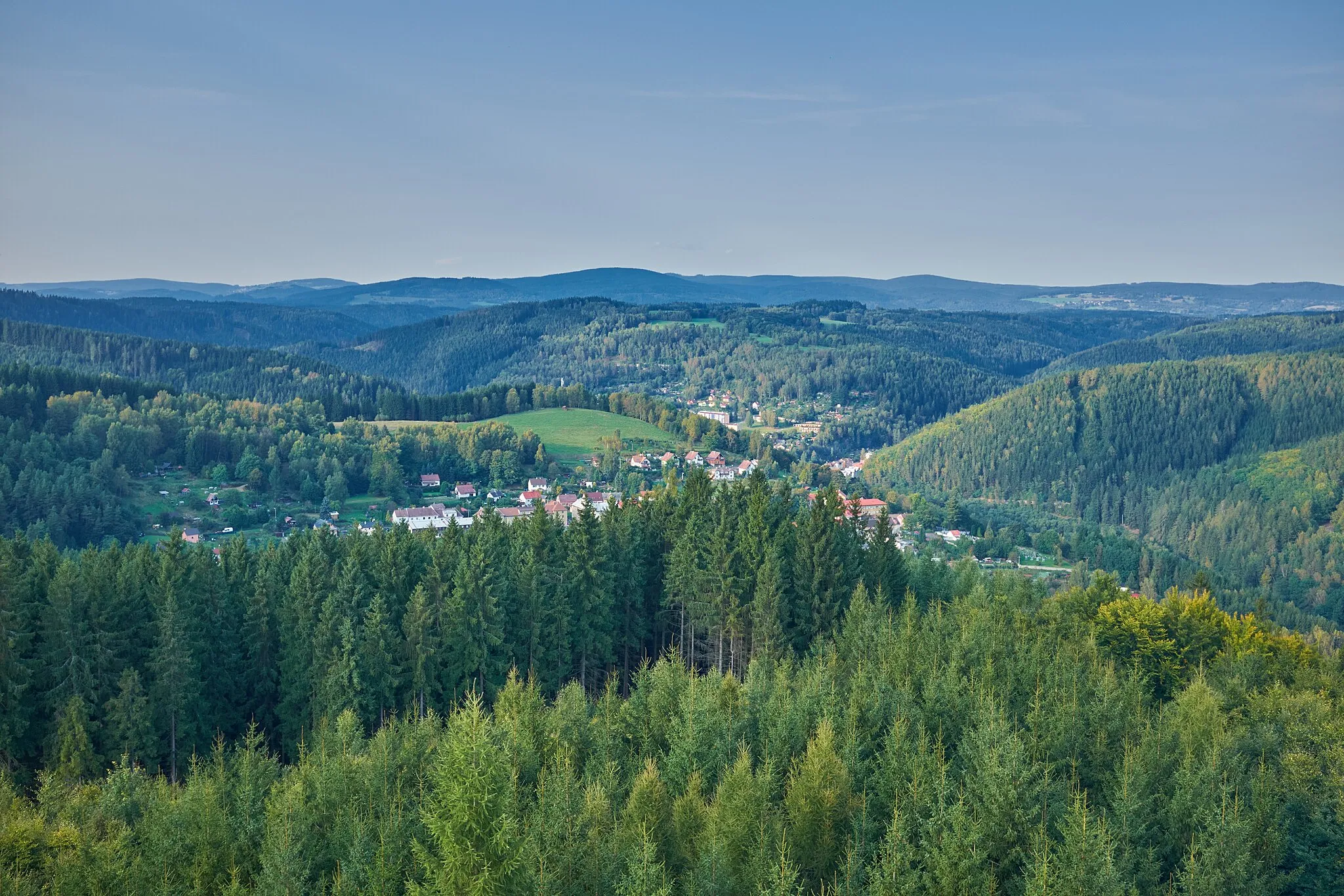 Photo showing: Pohled z rozhledny Cibulka v Krušných horách směrem na Oloví
