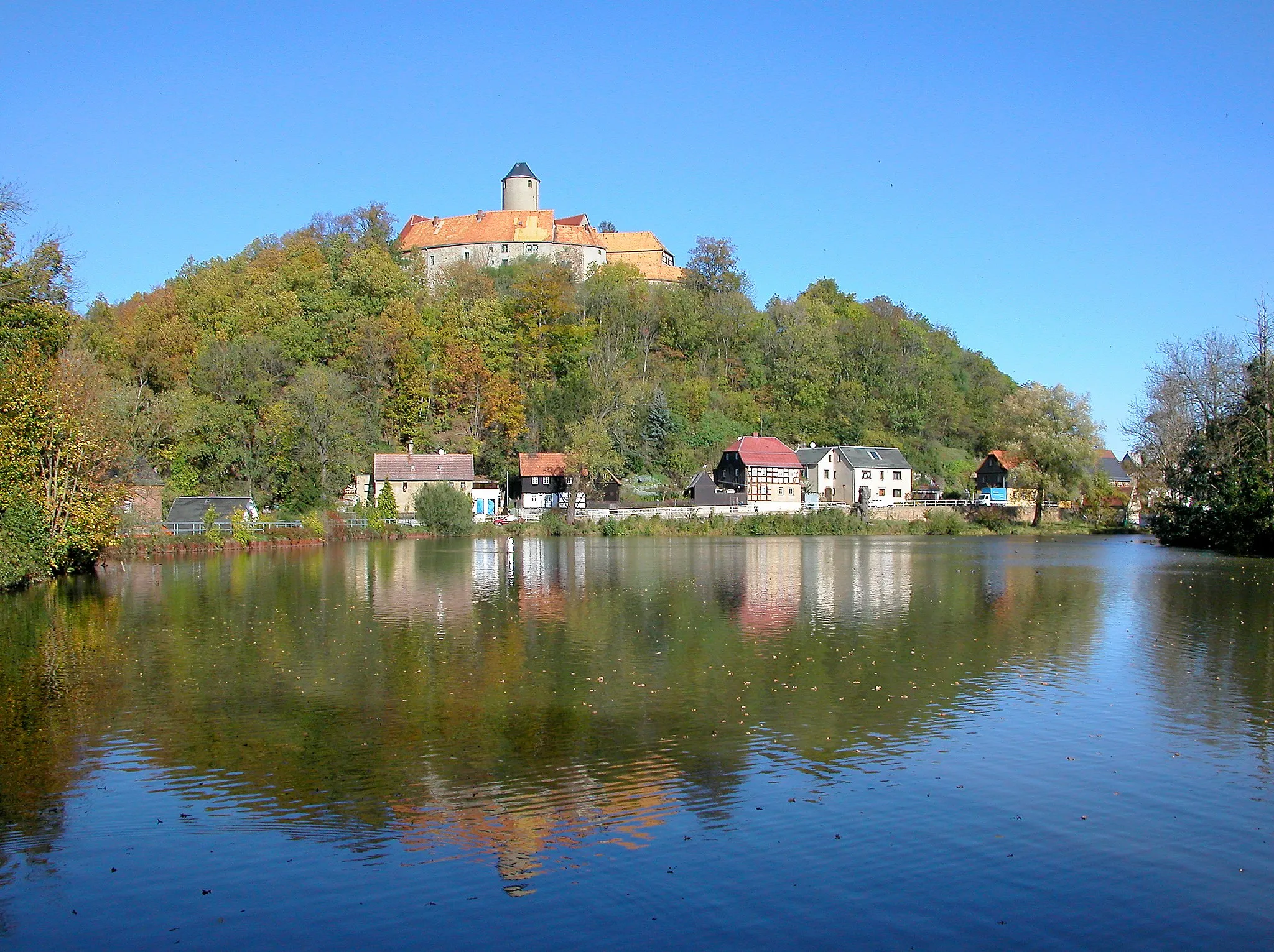 Photo showing: 15.10.2007  08115  Schönfels (Gemeinde Lichtentanne), Burgstraße 34 (GMP: 50.675528,12.400822): Burg Altschönfels, gegründet im  Hochmittelalter. In der DDR zeitweilig Jugendherberge. Heute Museum, in Gemeindebesitz. Fernsicht von Süden.                                               [DSCN30617.TIF]20071015165DR.JPG(c)Blobelt