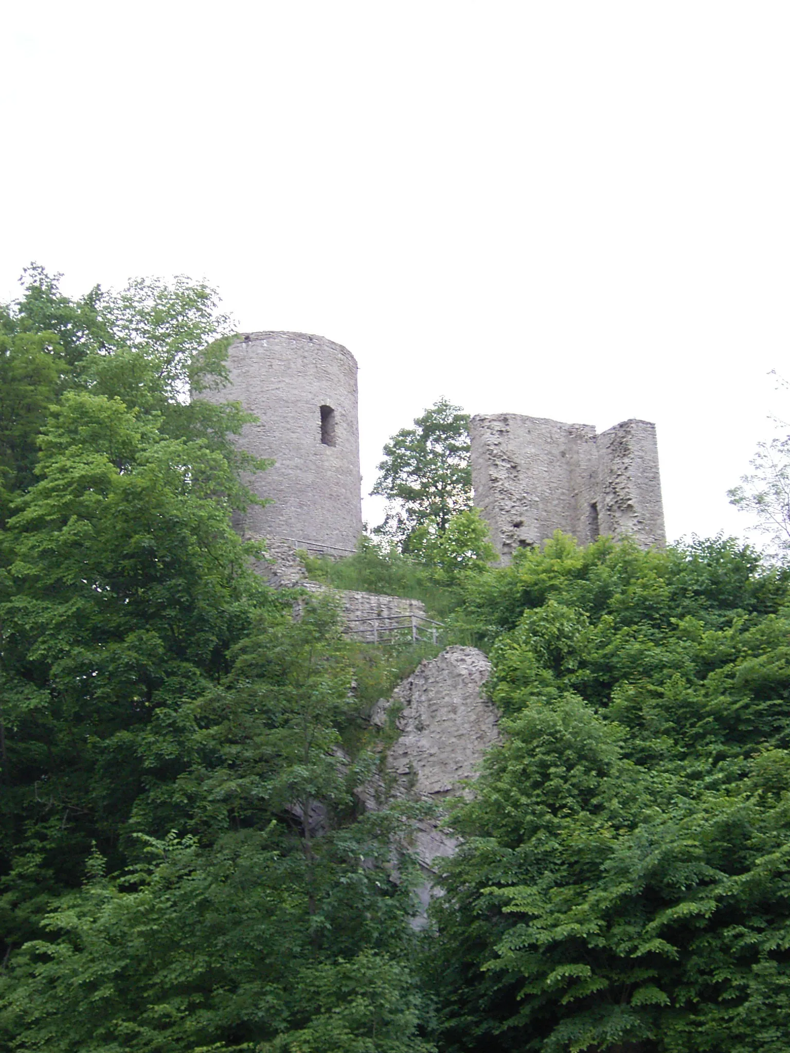 Photo showing: Burgruine Lauterstein in Niederlauterstein im Sommer 2005